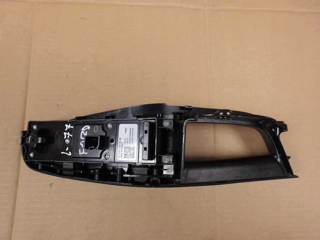Ford Fiesta MK7 3D 12+ switch door front LE.
