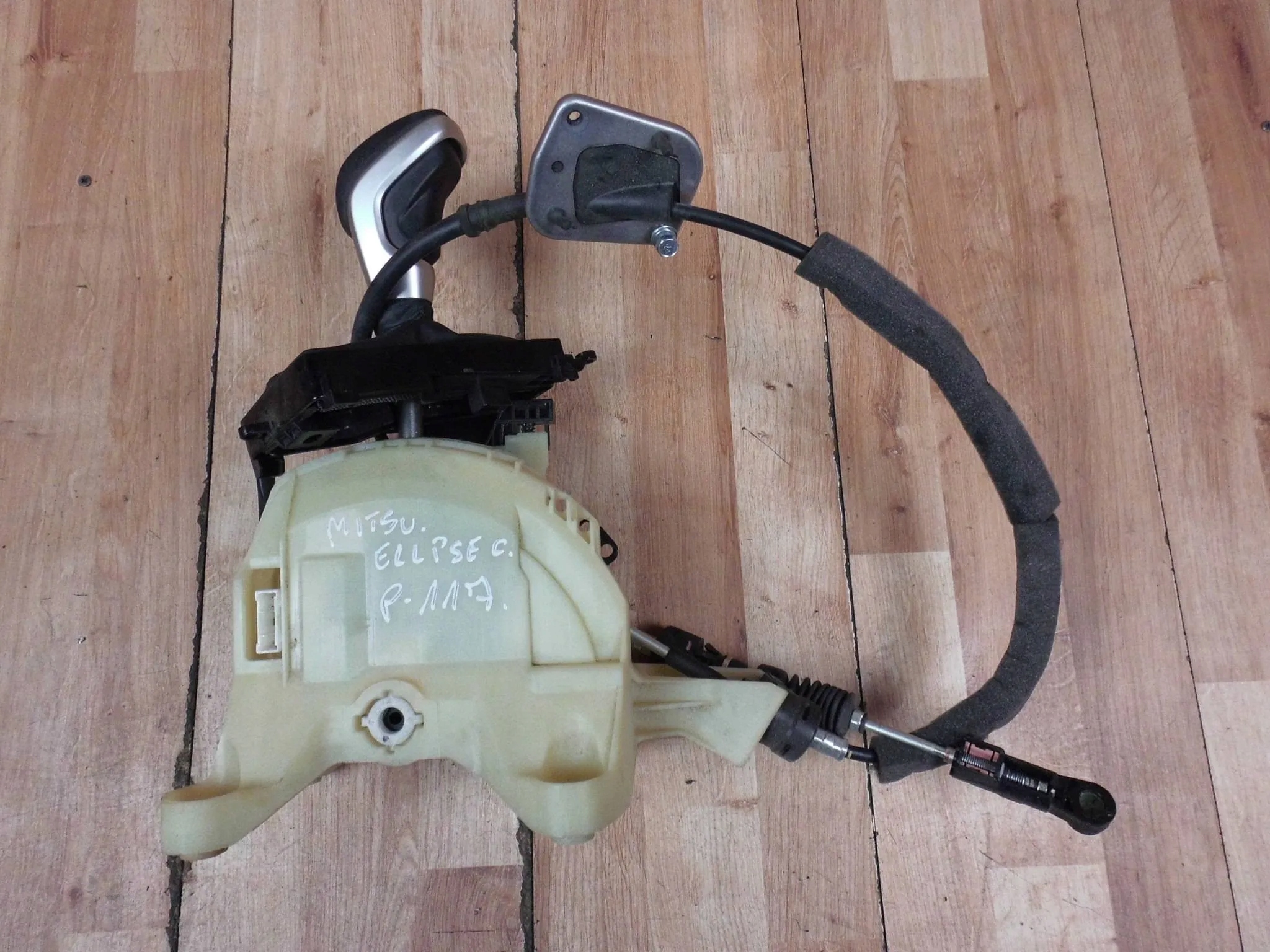 2400A555 - Mitsubishi Eclipse Cross 2019 Переключатели