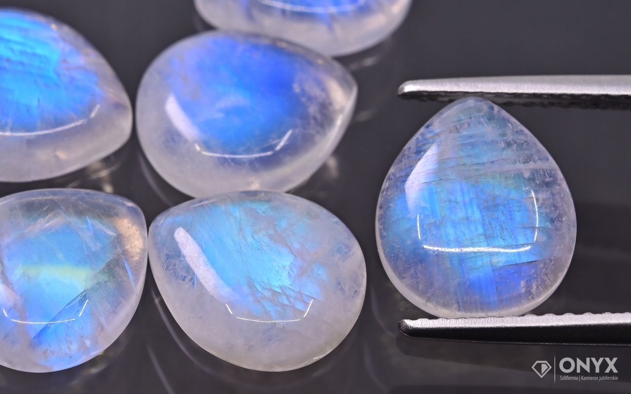 Měsíční kámen modrý A konvexní mělká slza