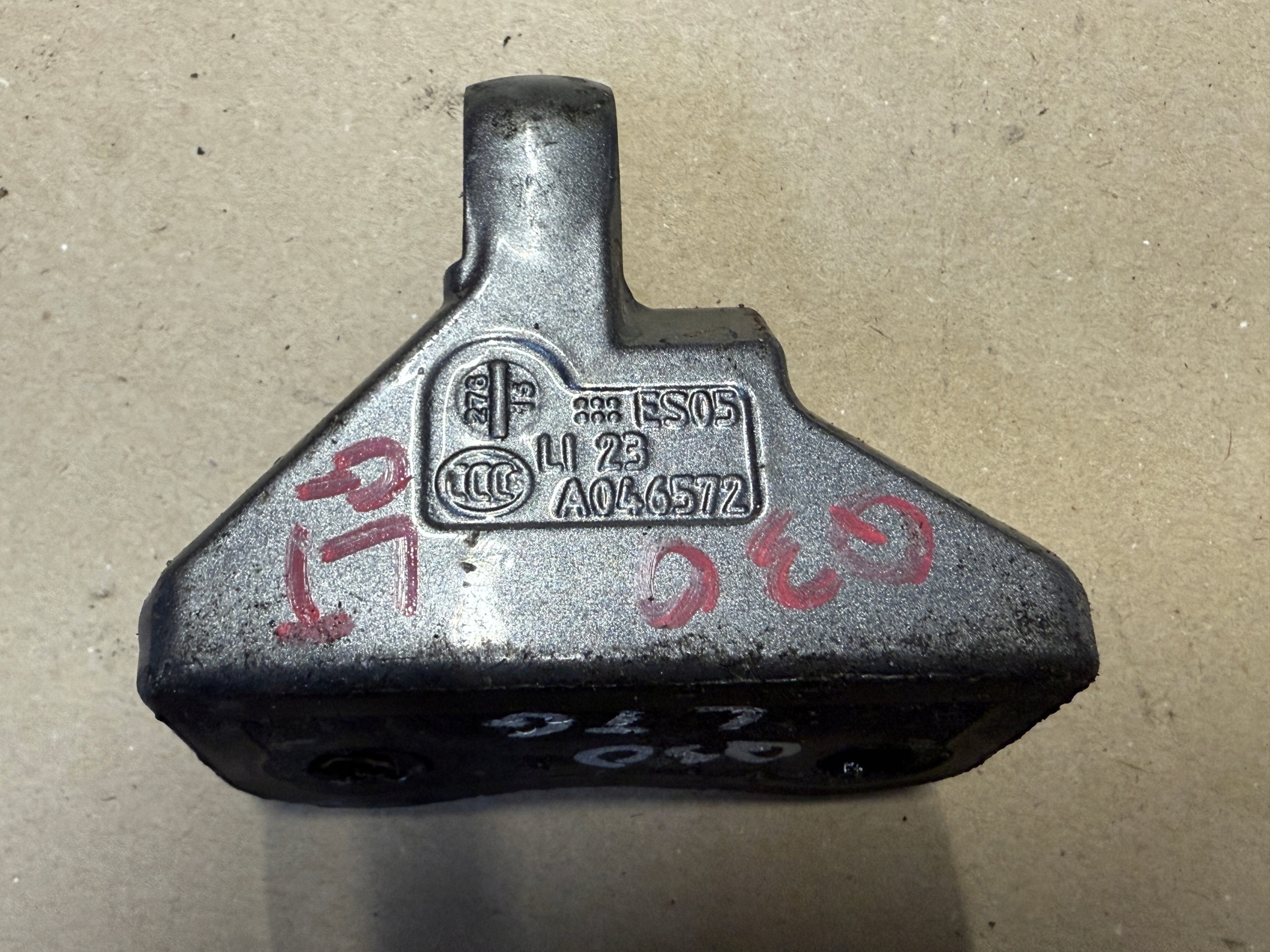 INFINITI Q30 hinge door left rear part GORA A046572