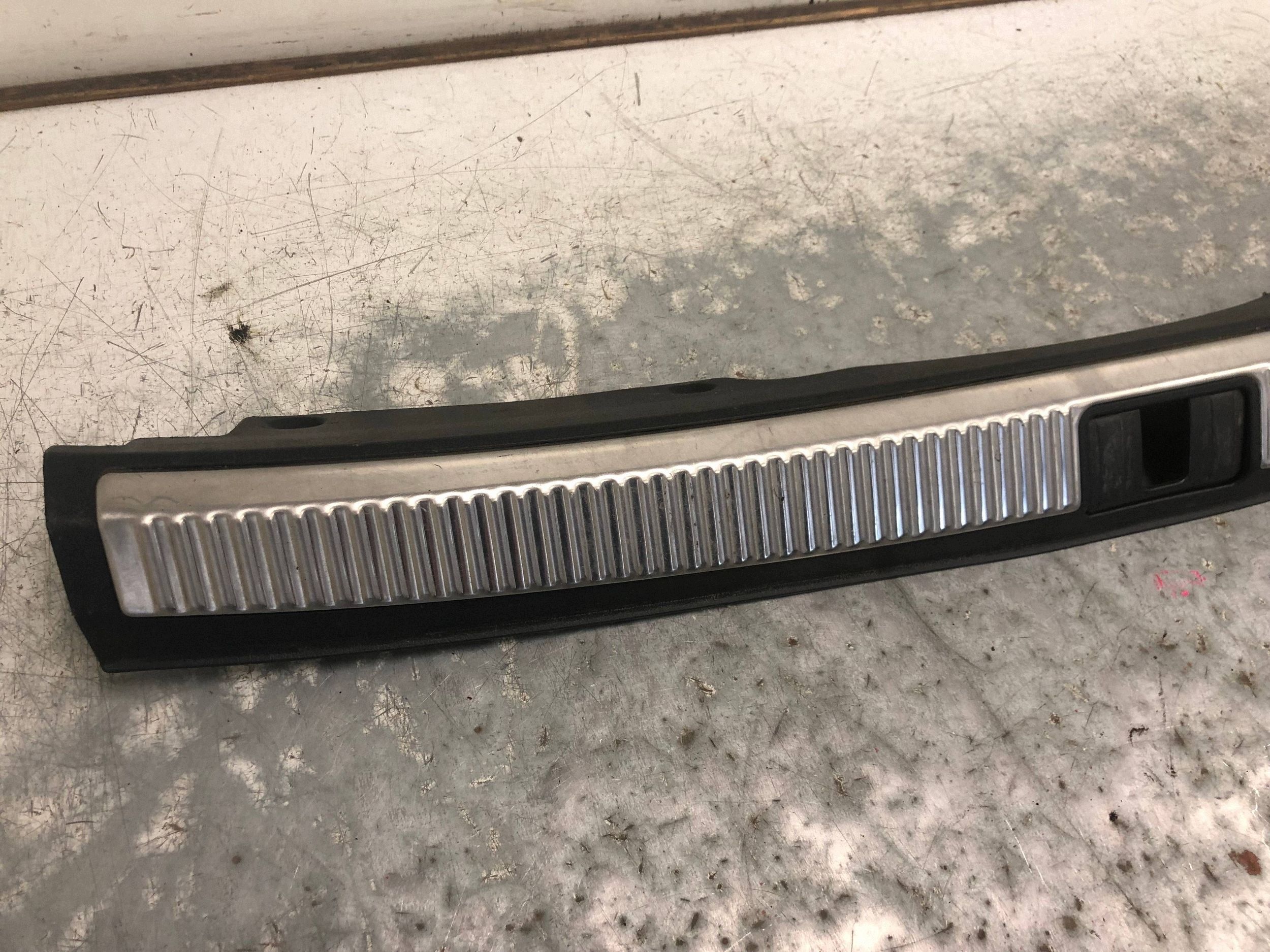 cover of the threshold boot AUDI A4 B7 KOMBI 8E9864483C