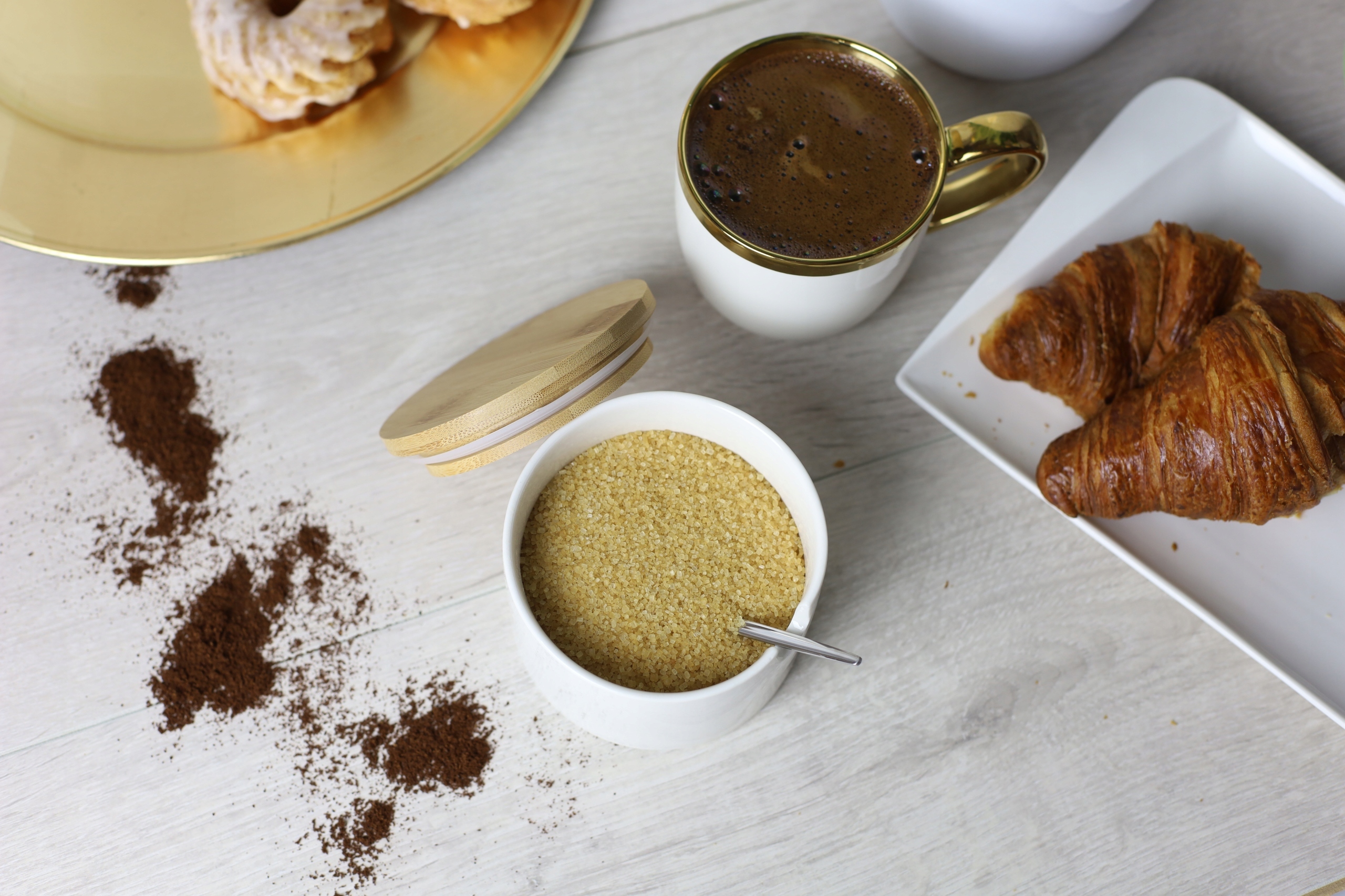 CUKIERNICA PORCELANOWA CUKIERNICZKA BIAŁA Z POKRYWKA BAMBUSOWĄ I ŁYŻECZKĄ Długość 10 cm