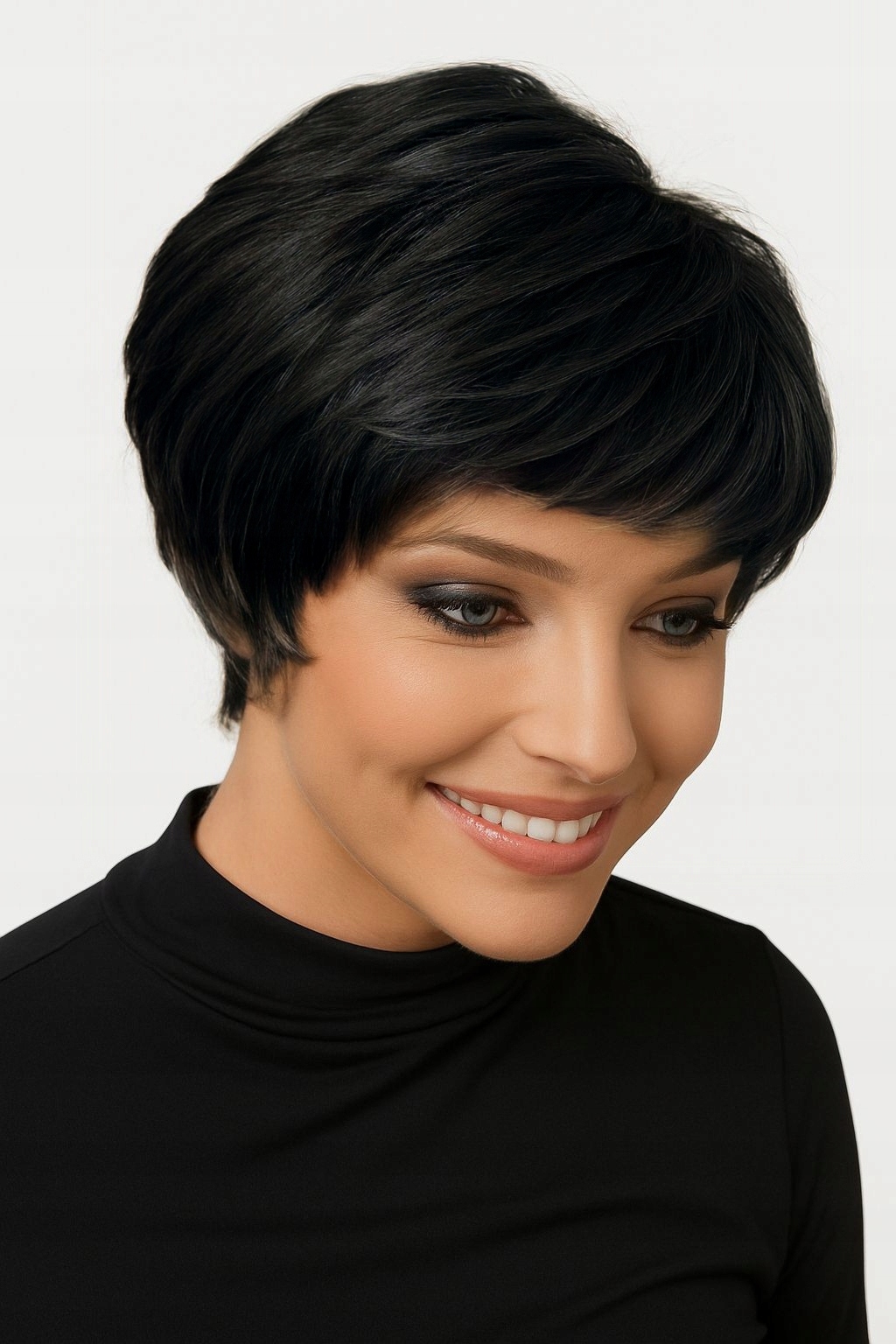 Krátká paruka s ofinou v černé barvě Neessaja wigs shop