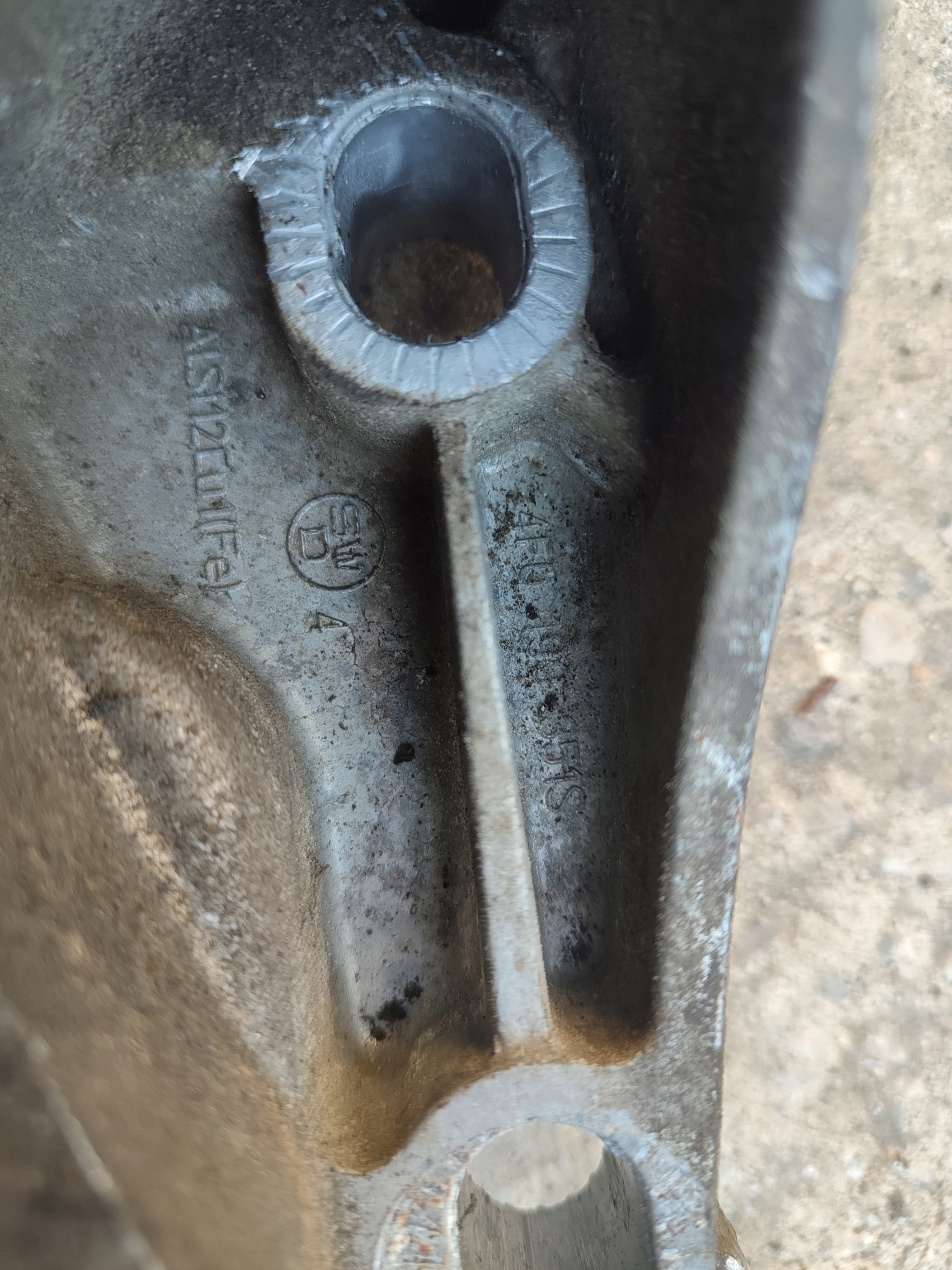 AUDI A6 C6 3.0 TDI holder engine mount left 4F0199351S
