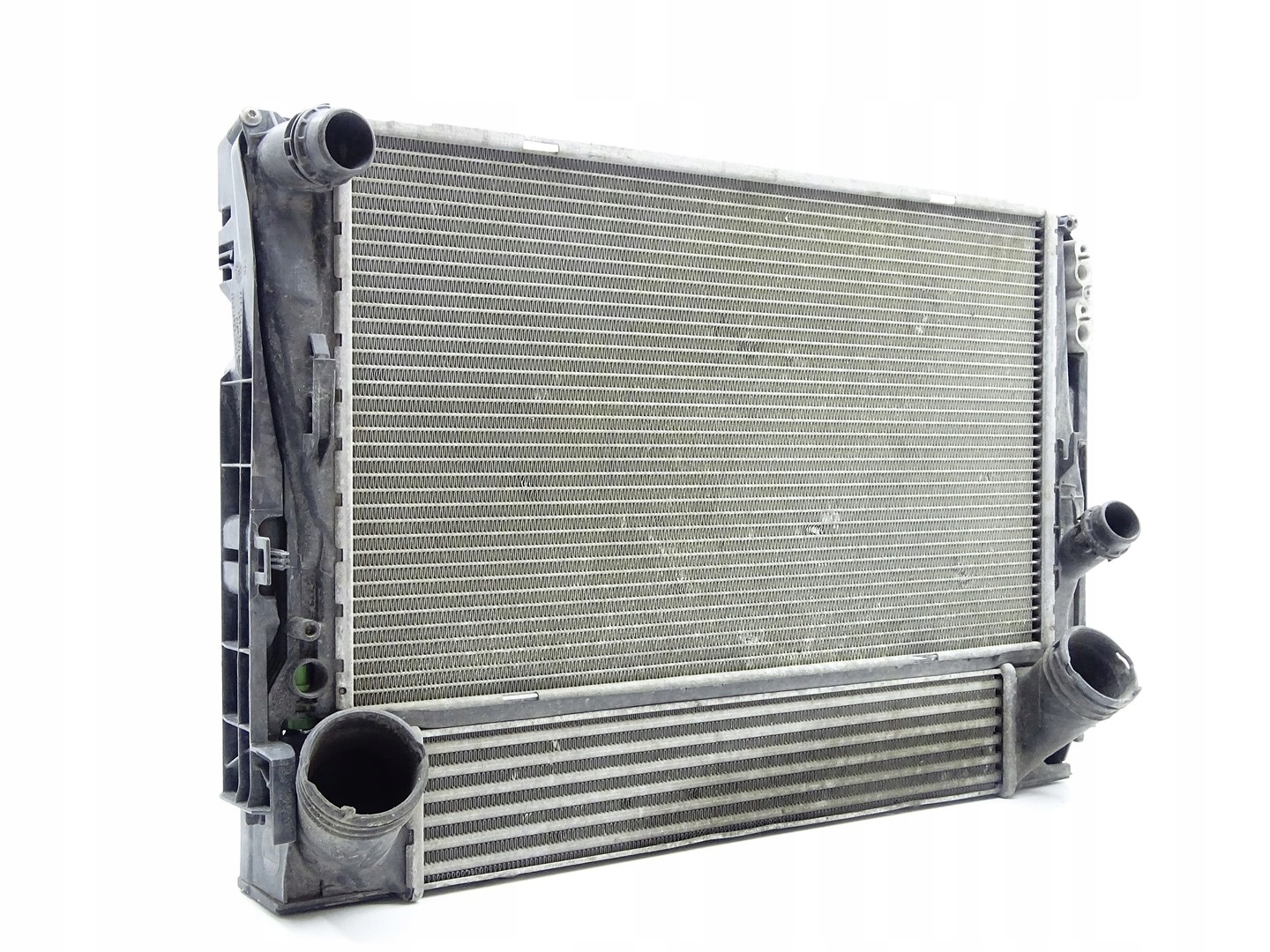 KOMPLET chladiče chladič vody intercooler BMW 1 E87 2.0 D 781025801