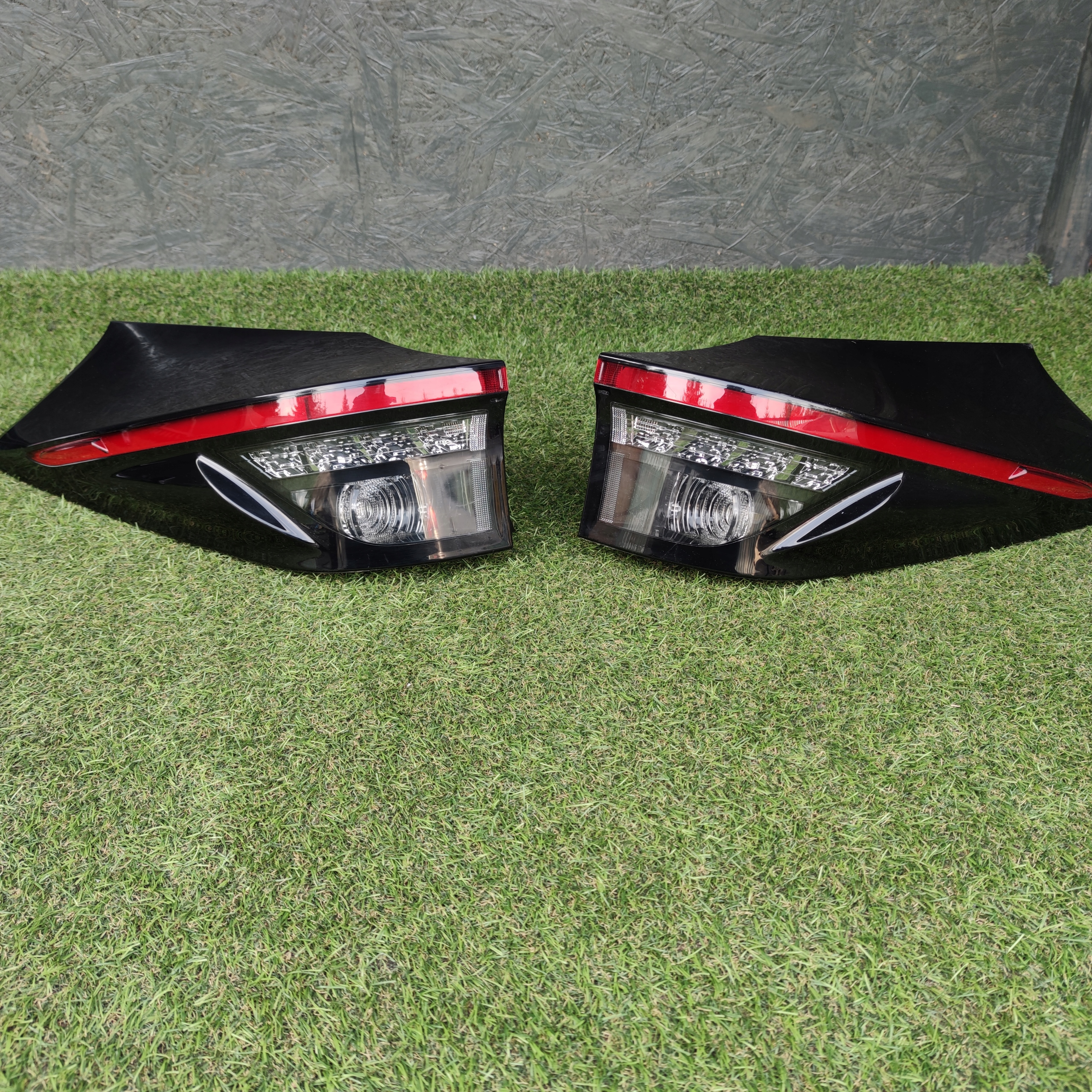 TOYOTA YARIS CROSS LAMPY TYLNIE TYŁ