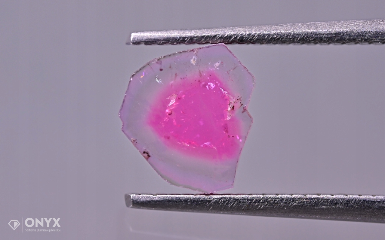 Turmalín nepravidelná destička 7x6 mm