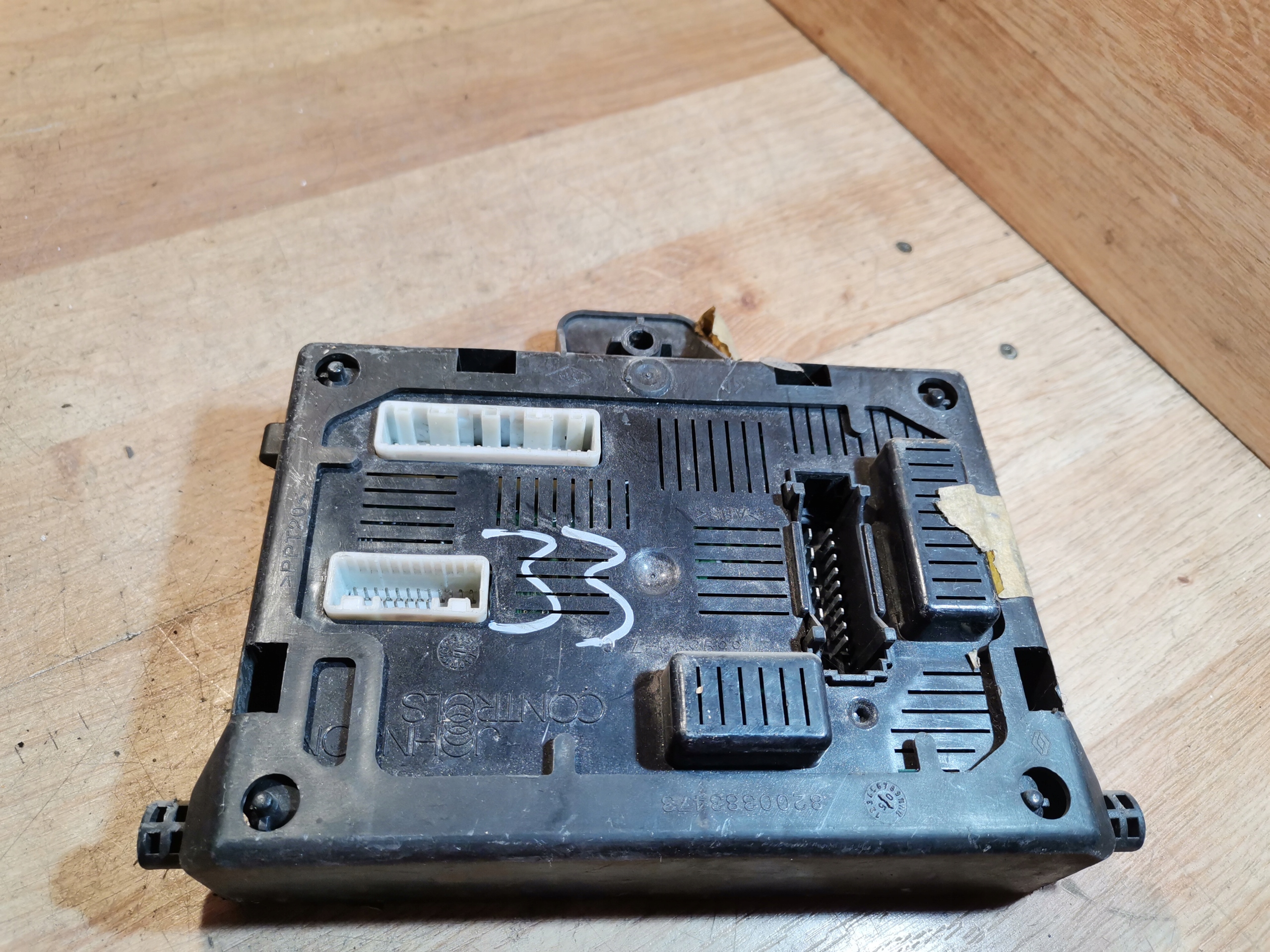 module control unit BCM RENAULT CLIO III 8200343733