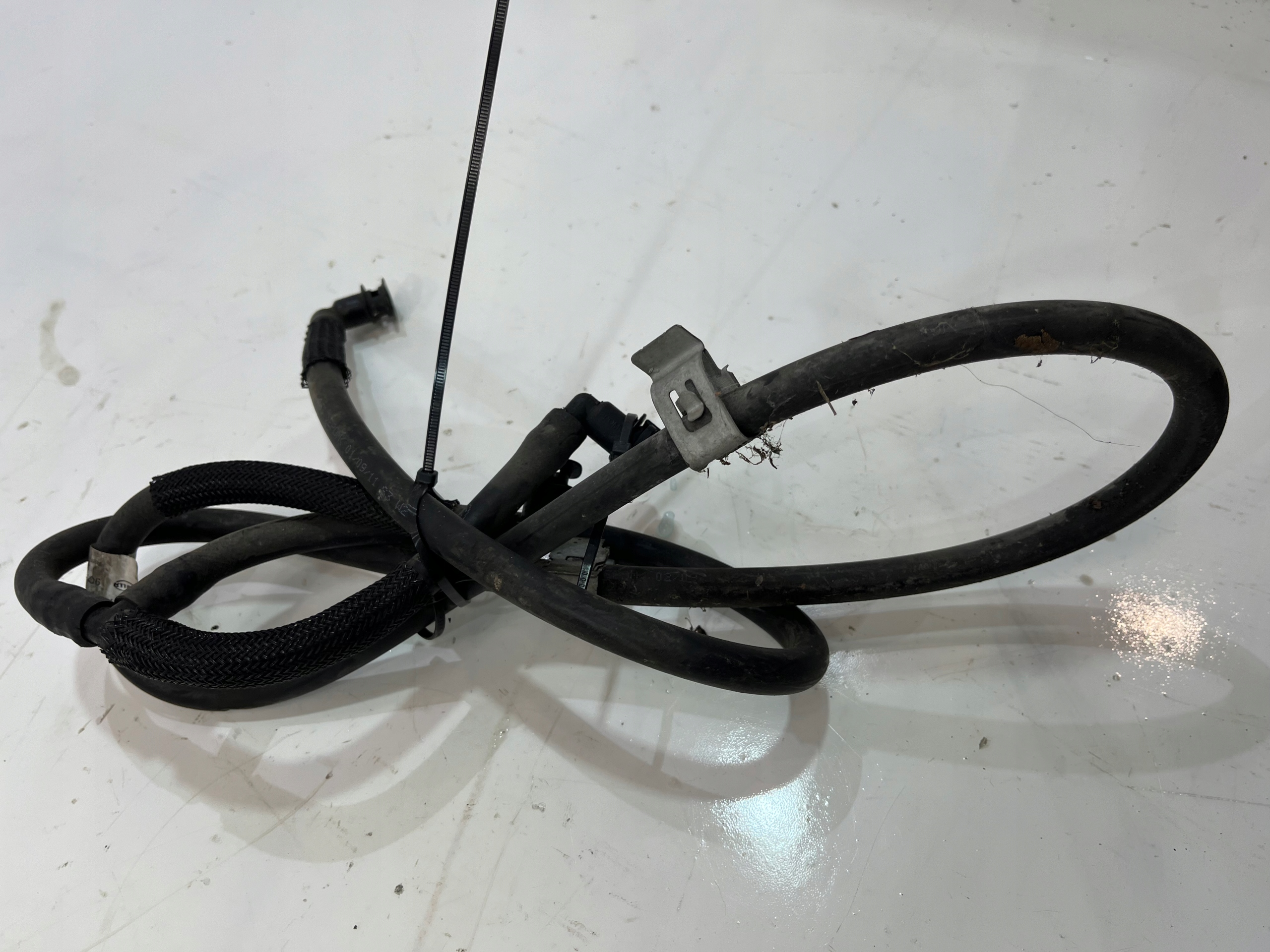 888.112.077 - Шланг омывателя лампы MERCEDES W204 A2048602592