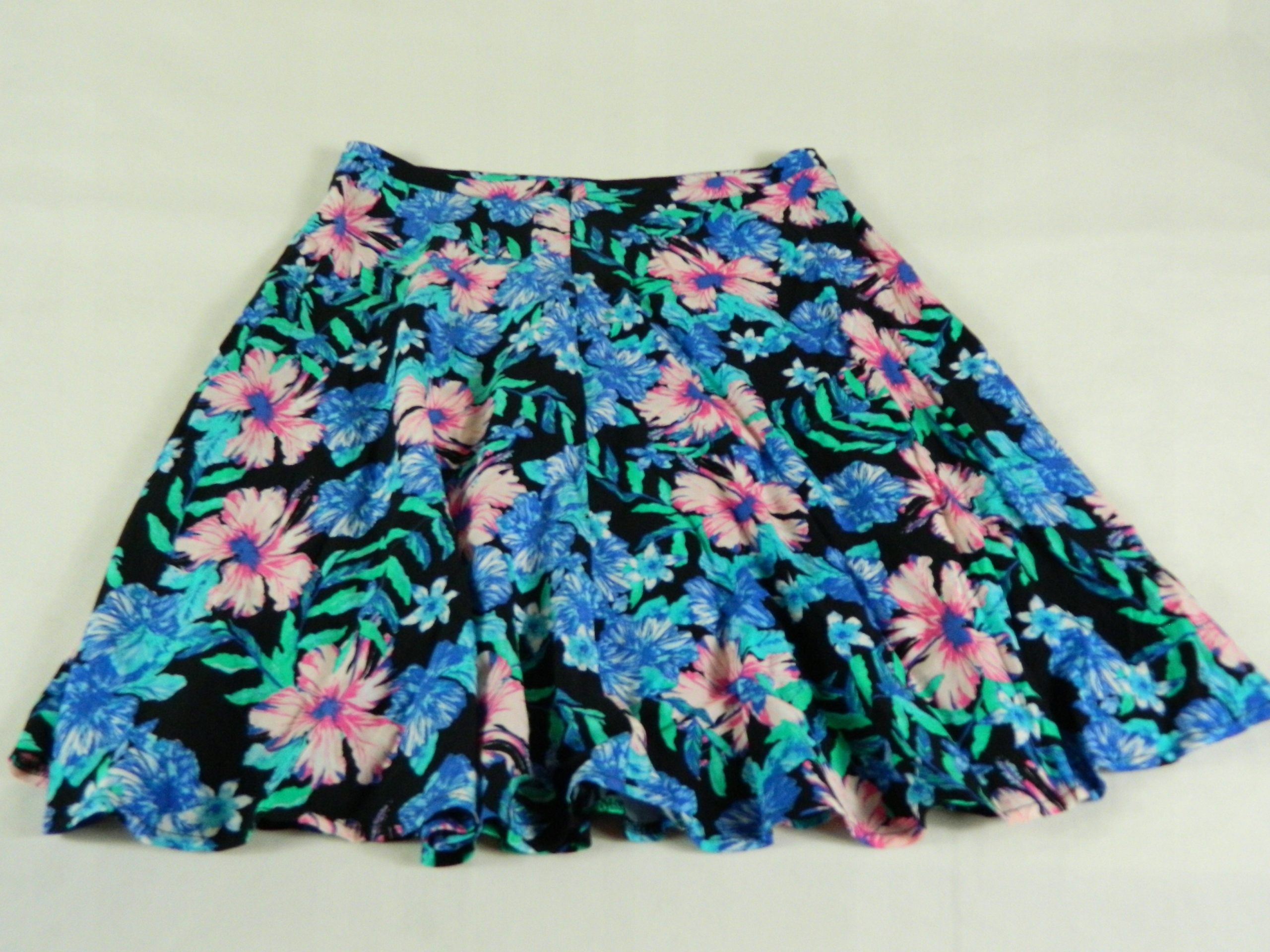 KWIECISTA SPÓDNICA Z WISKOZY _42 Materiał dominujący wiskoza