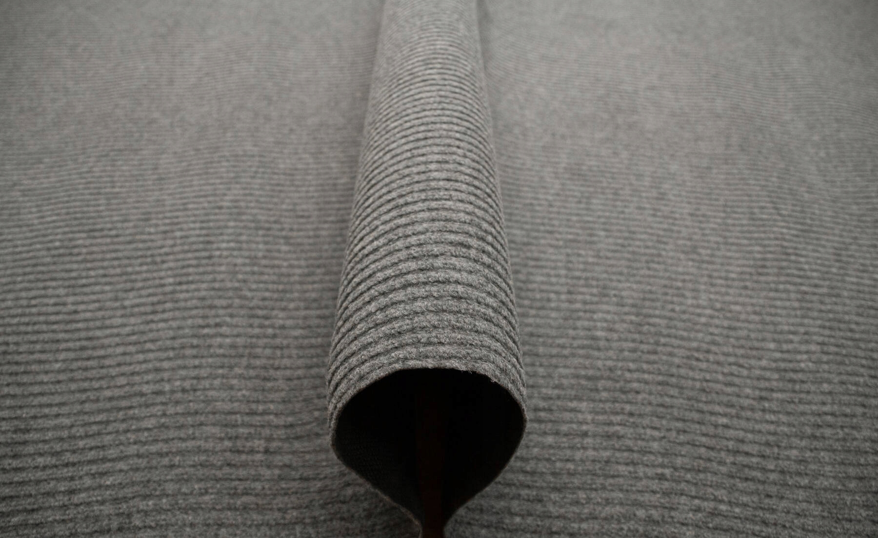 szer. 2 m WYKŁADZINA IGŁOWANA SZARA PRĄŻKOWANA