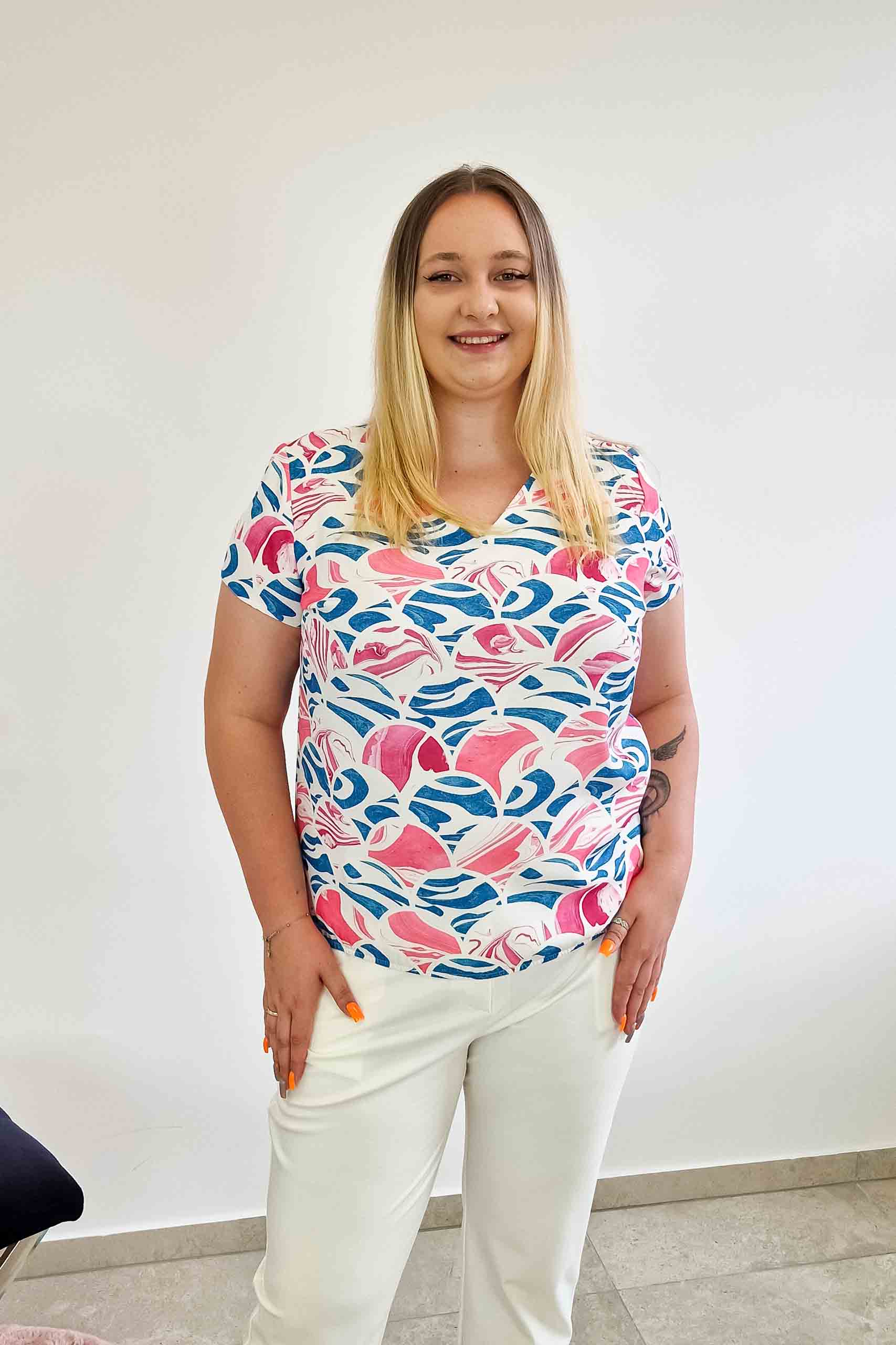 Dámská modrá halenka s krátkým rukávem, modro-fuchsiový vzor, velikost 40