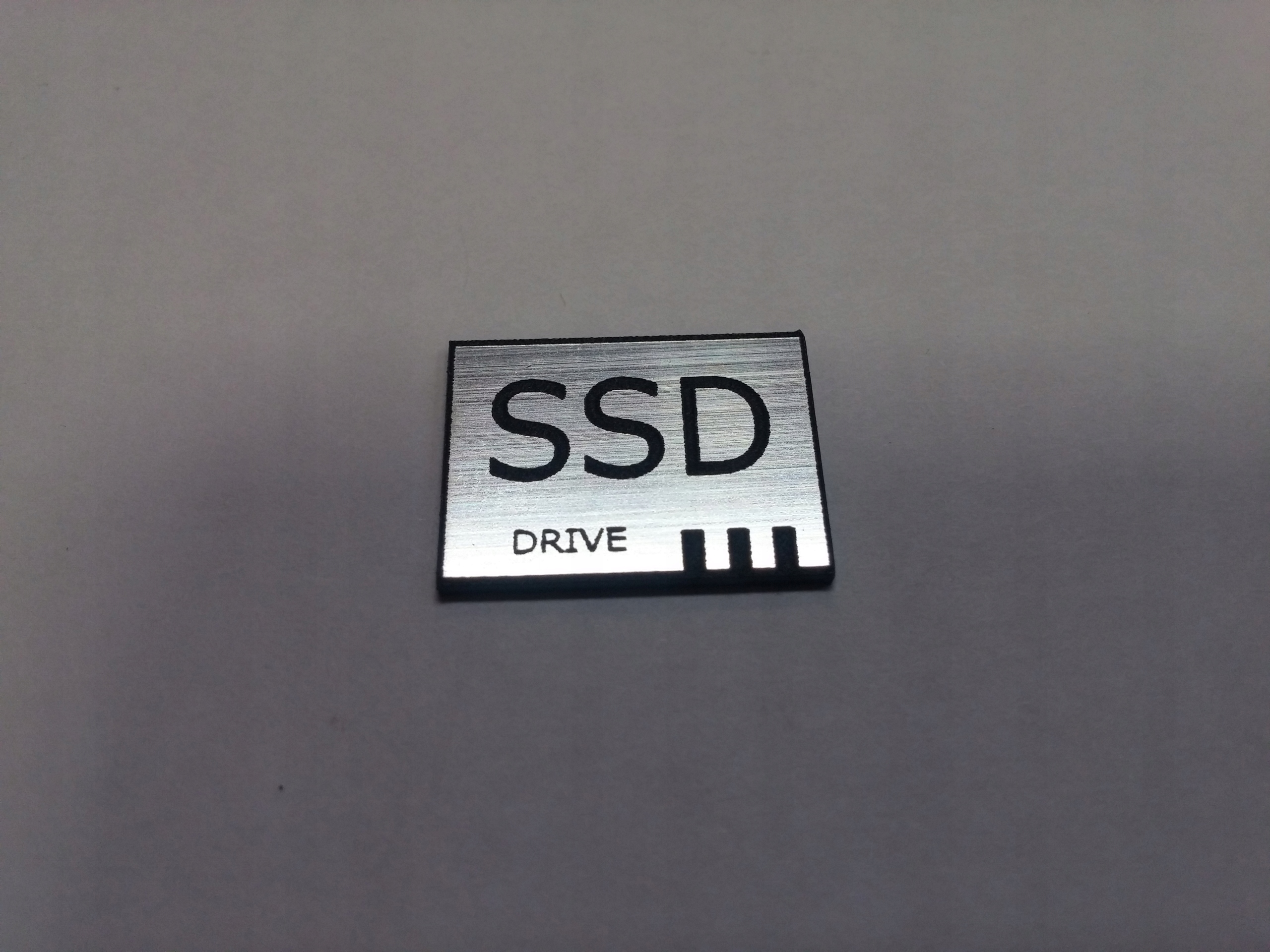 

Ssd Drive naklejka emblemat 20 x 15 mm *srebrna
