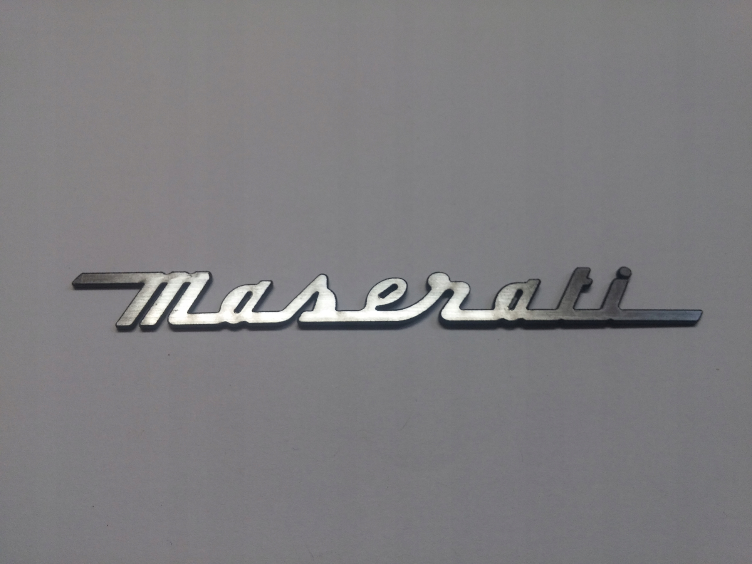 

Maserati naklejka emblemat 90 x 9 mm*SREBRNA