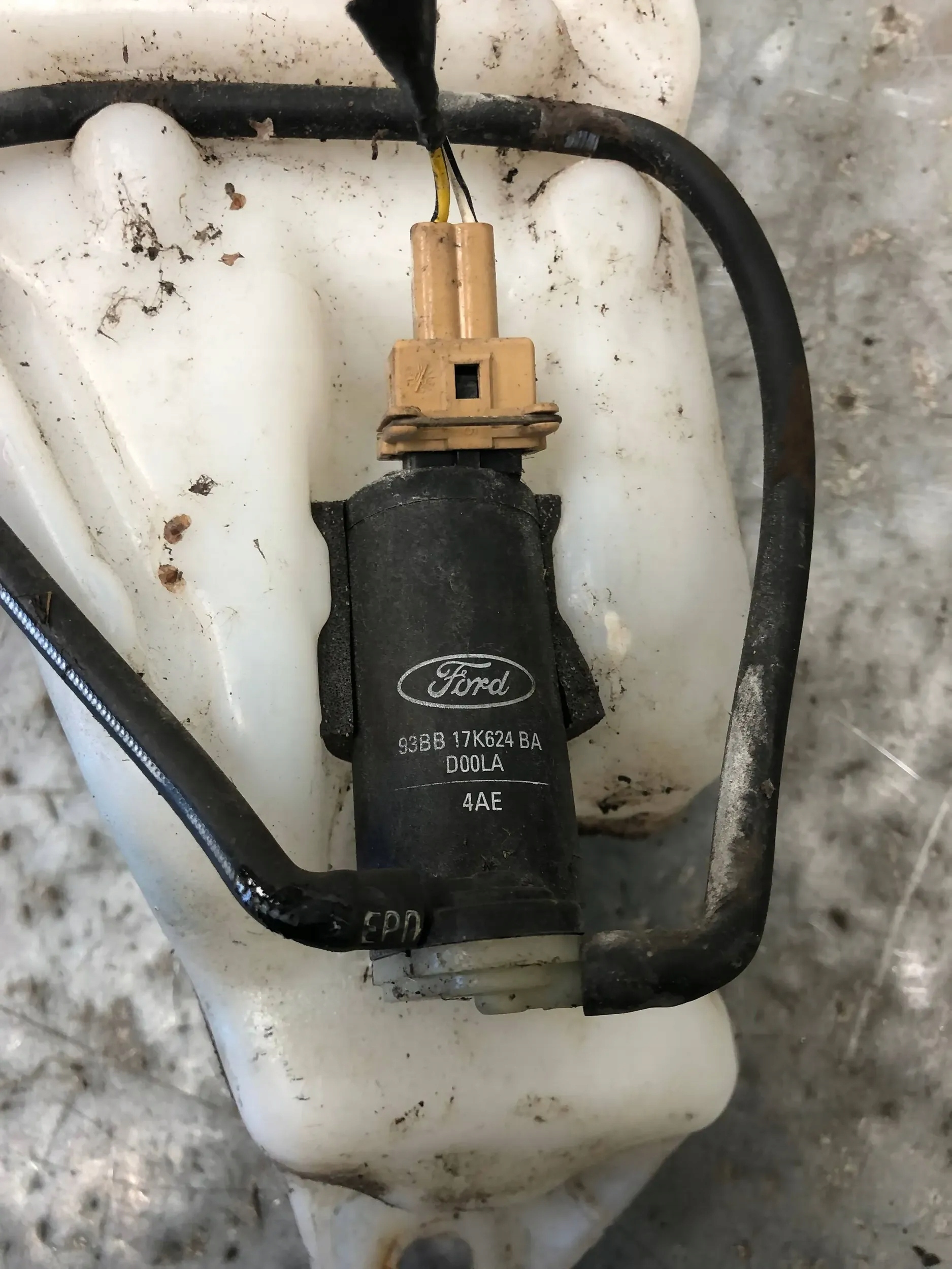 washer fluid tank FORD FOCUS MK1 XS41-17618-BH