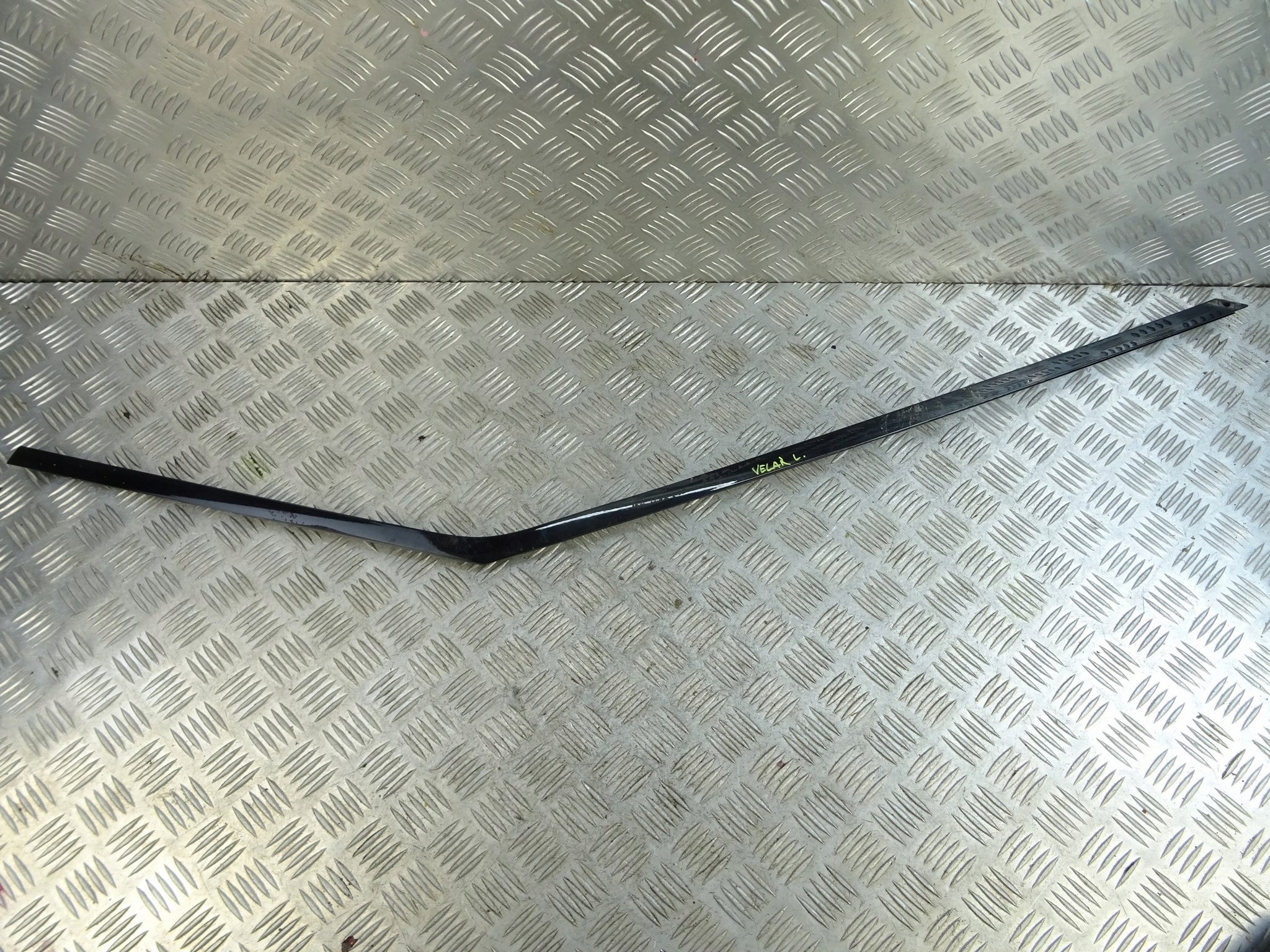 RANGE ROVER VELAR moulding door left front J8A2-208A97-AE