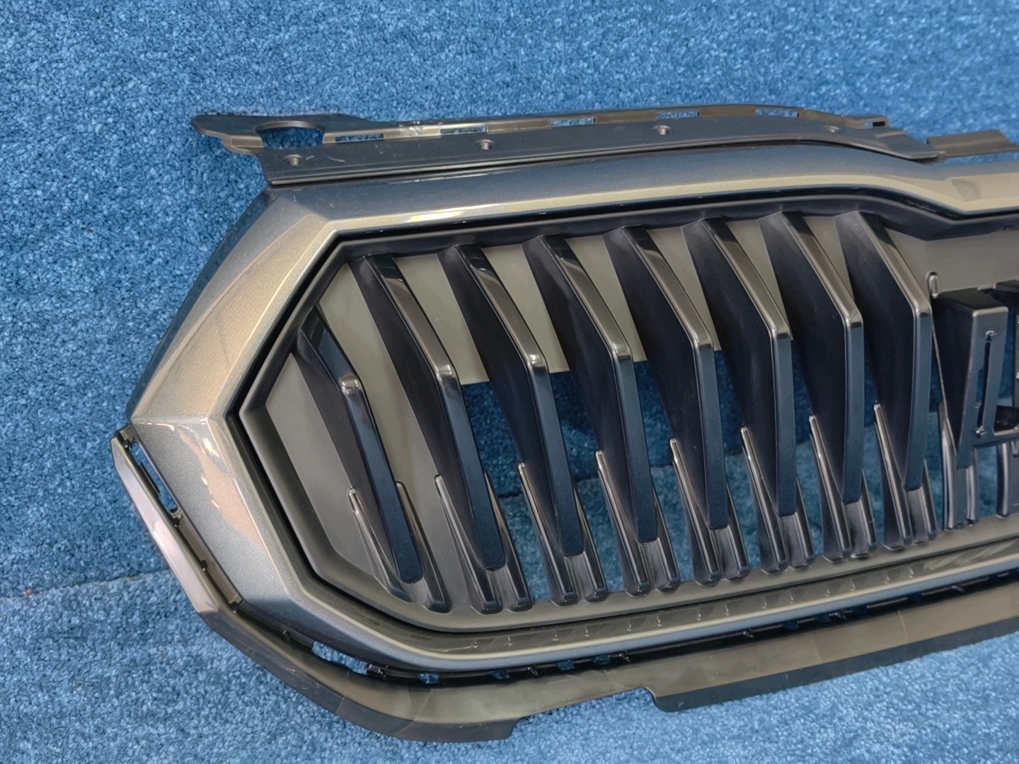 SKODA FABIA IV 2021 - grille radiateur graphite original 6VA853653