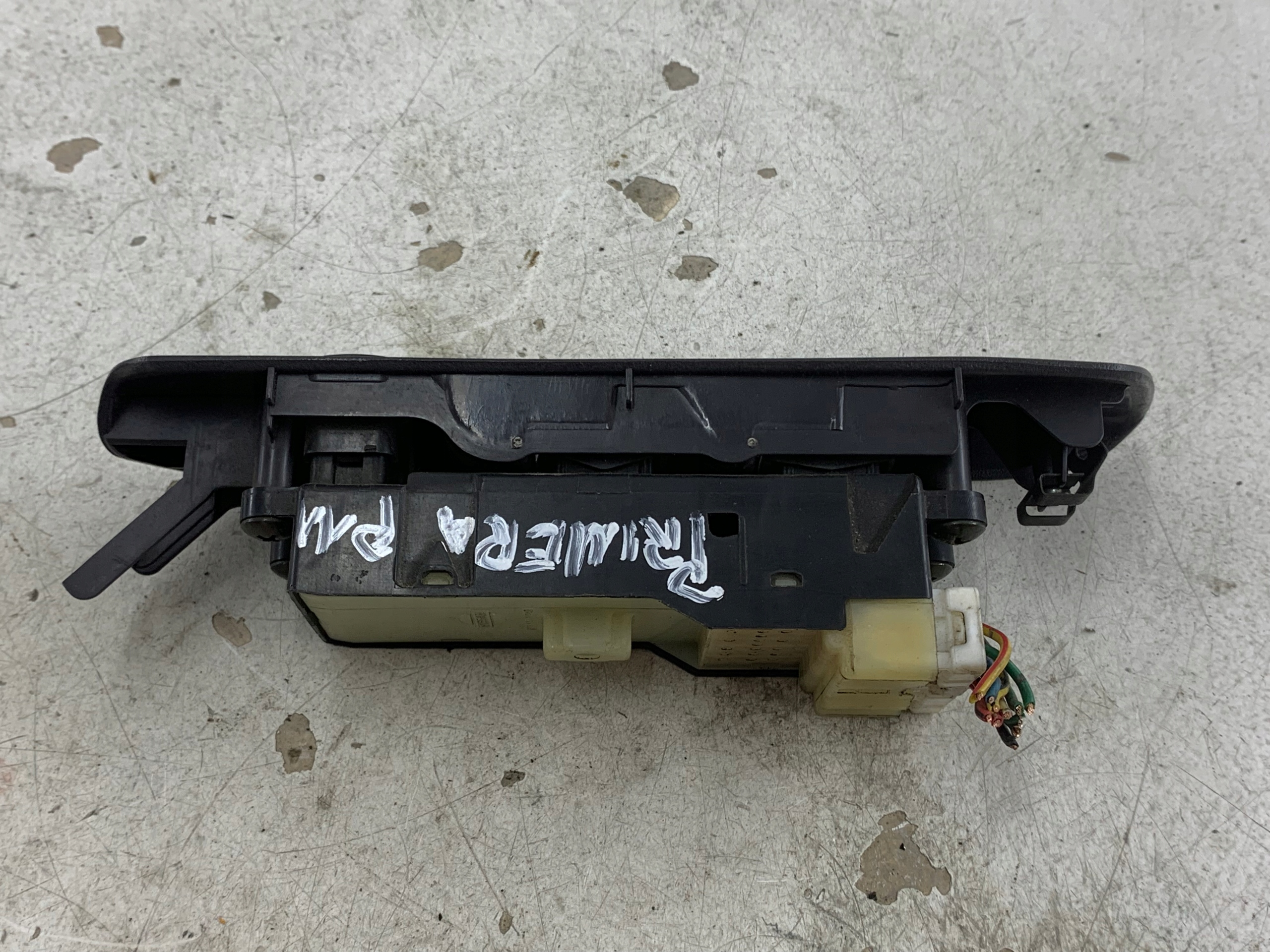 NISSAN PRIMERA P11 PANEL okna levý předek