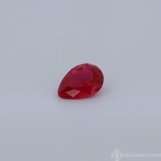 Rubín 7x5mm, výbrus pear laboratorně vyrobený
