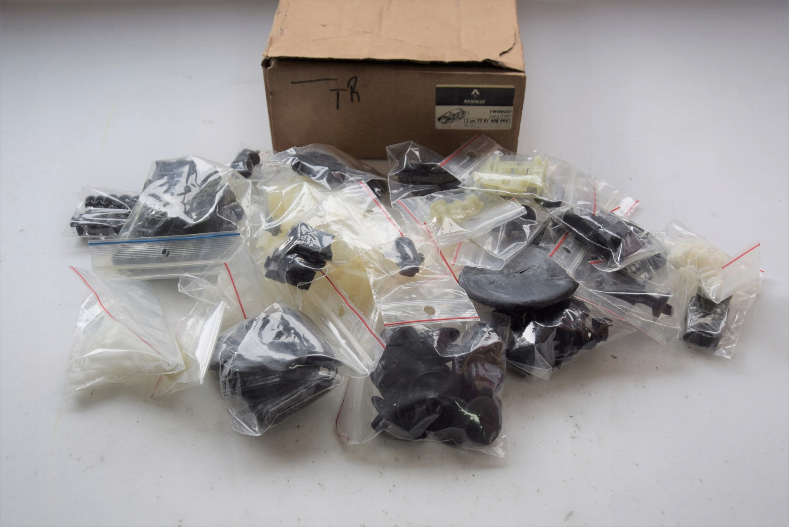 7701408994 - Новий набір затискачів для кріплення Renault TWINGO