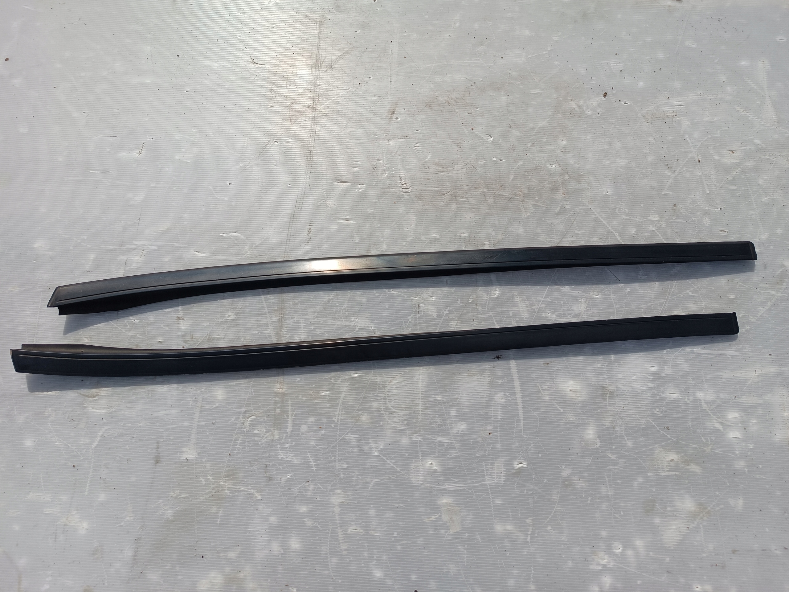 MERC W251 LISTWA SZYBY CZOŁOWEJ LEWA PRAWA