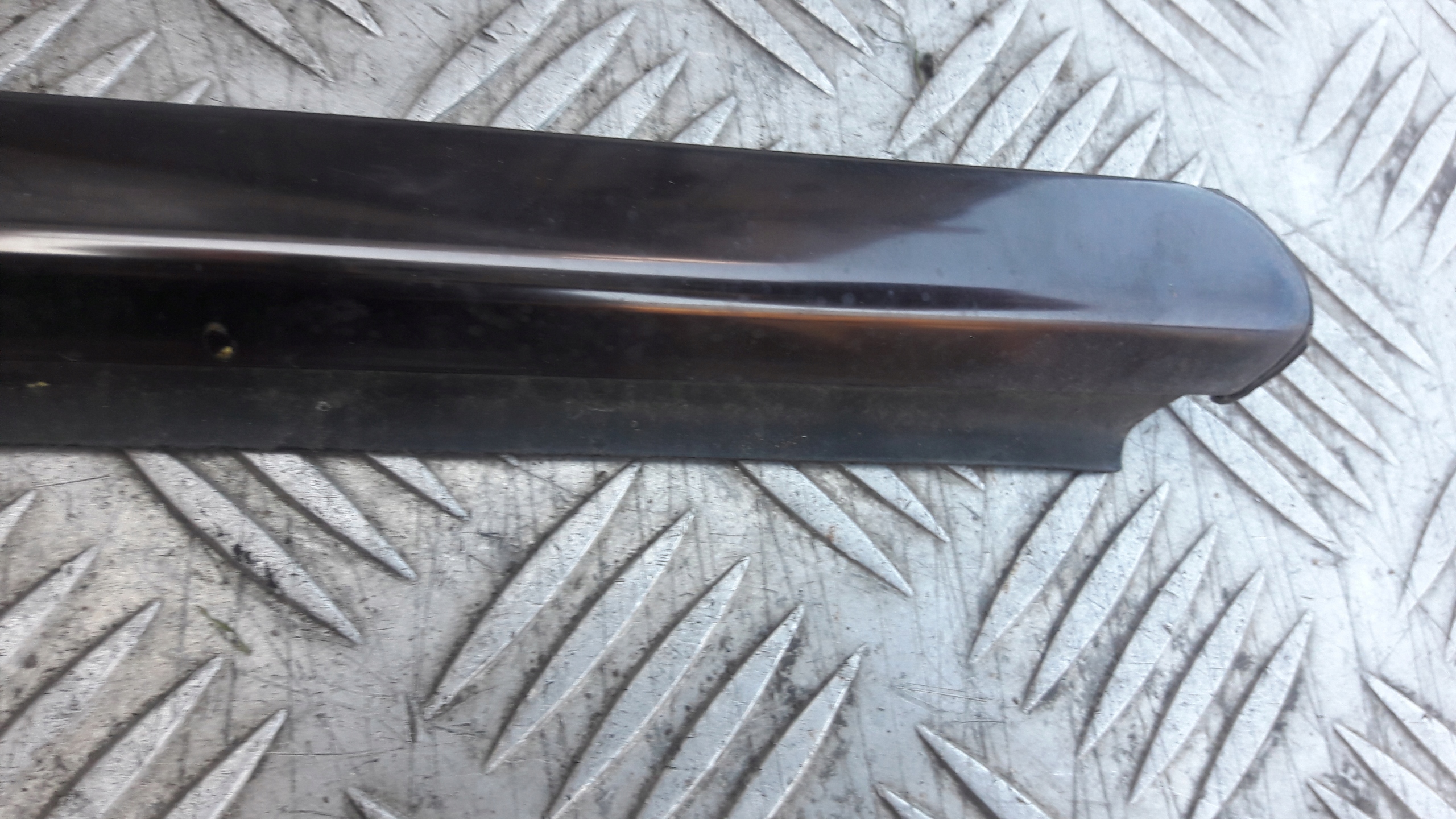 MERCEDES W211 moulding dust left front