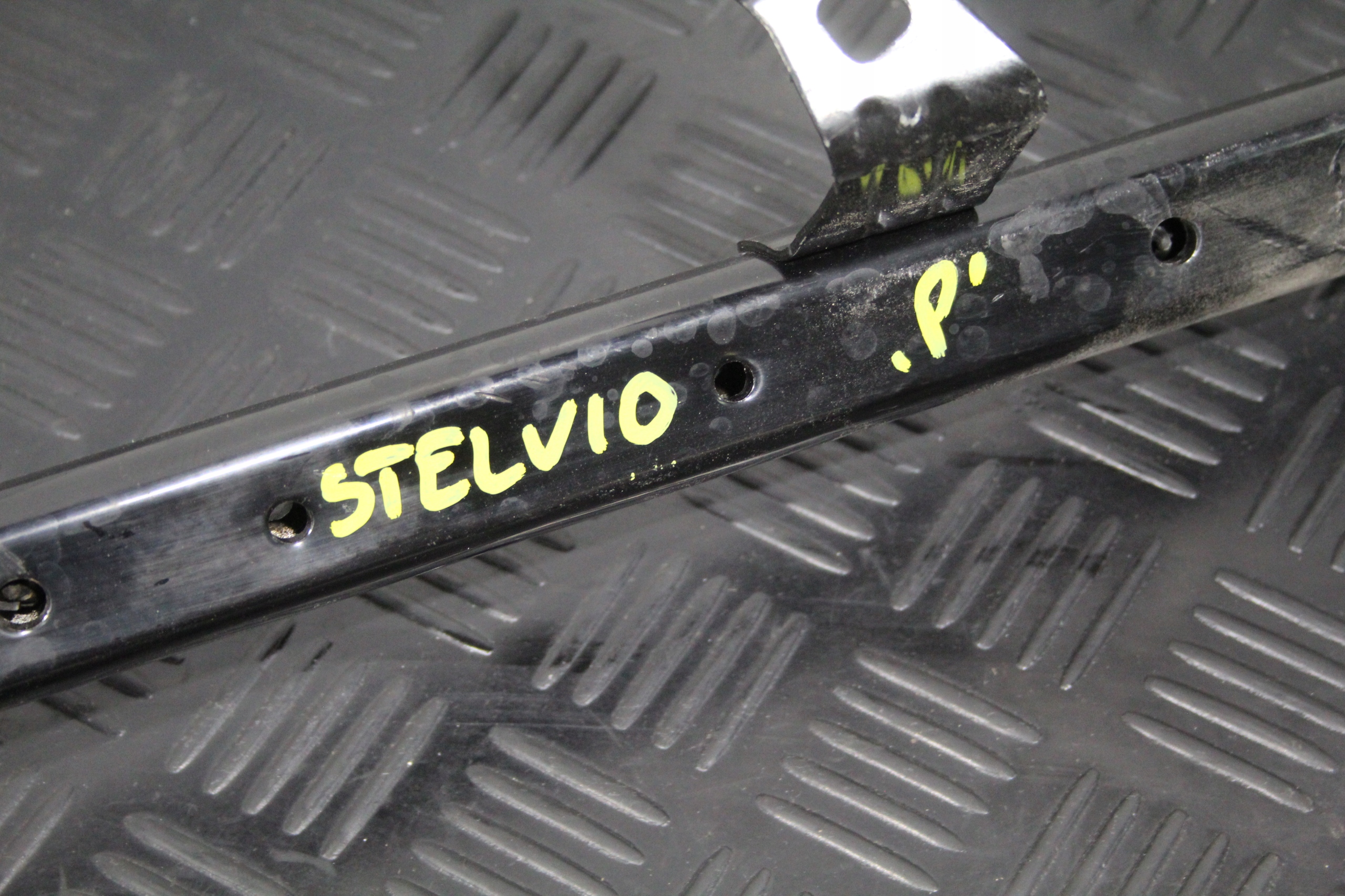 träger spreize rechts STELVIO