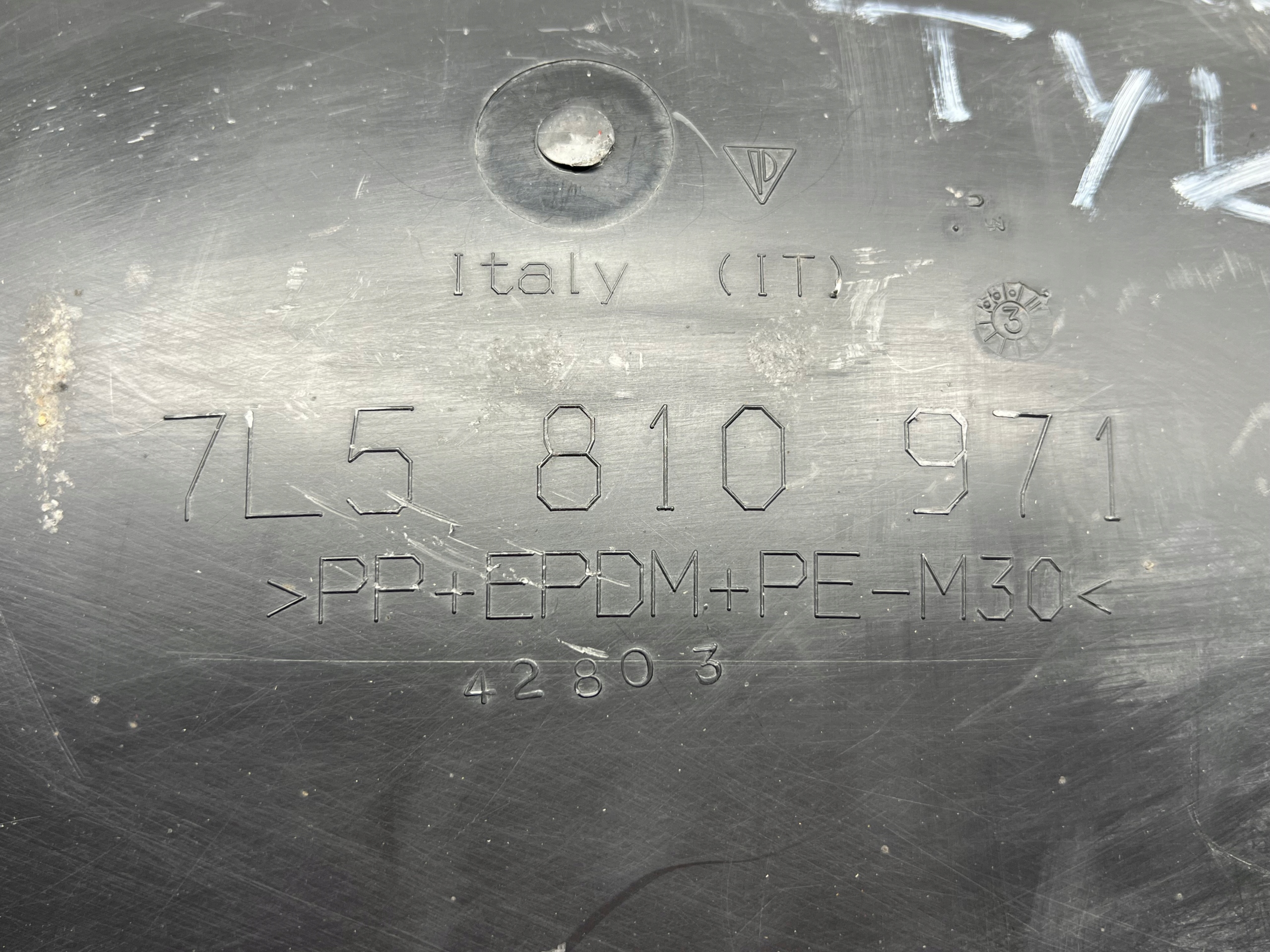 PORSCHE CAYENNE and rear. mudguard left rear part 7L5810971