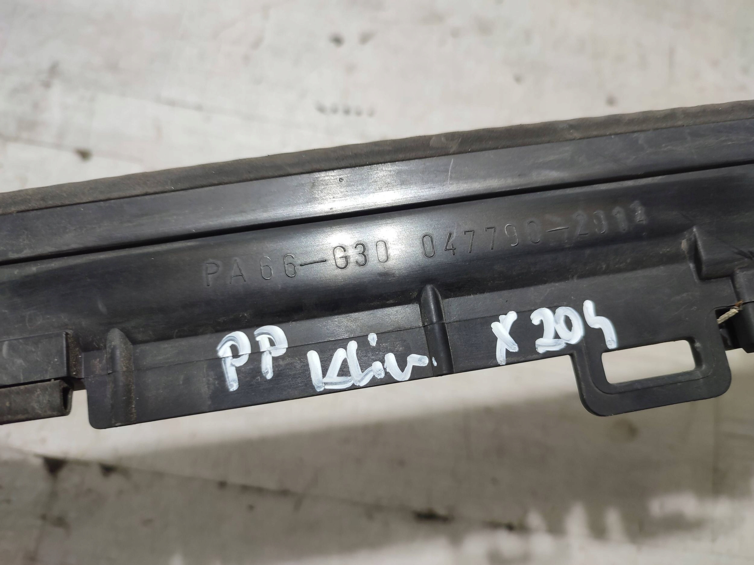 Mercedes-Benz GLK (X204) 2013 front right bracket holder radiator