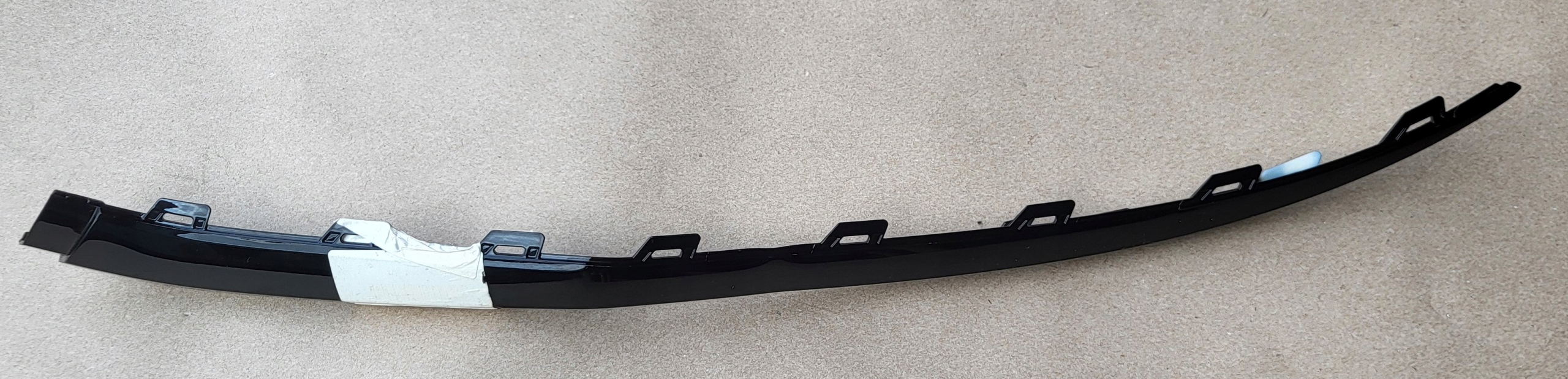 moulding of a bumper cap left front black PIANO VW T-ROC 2GA OE