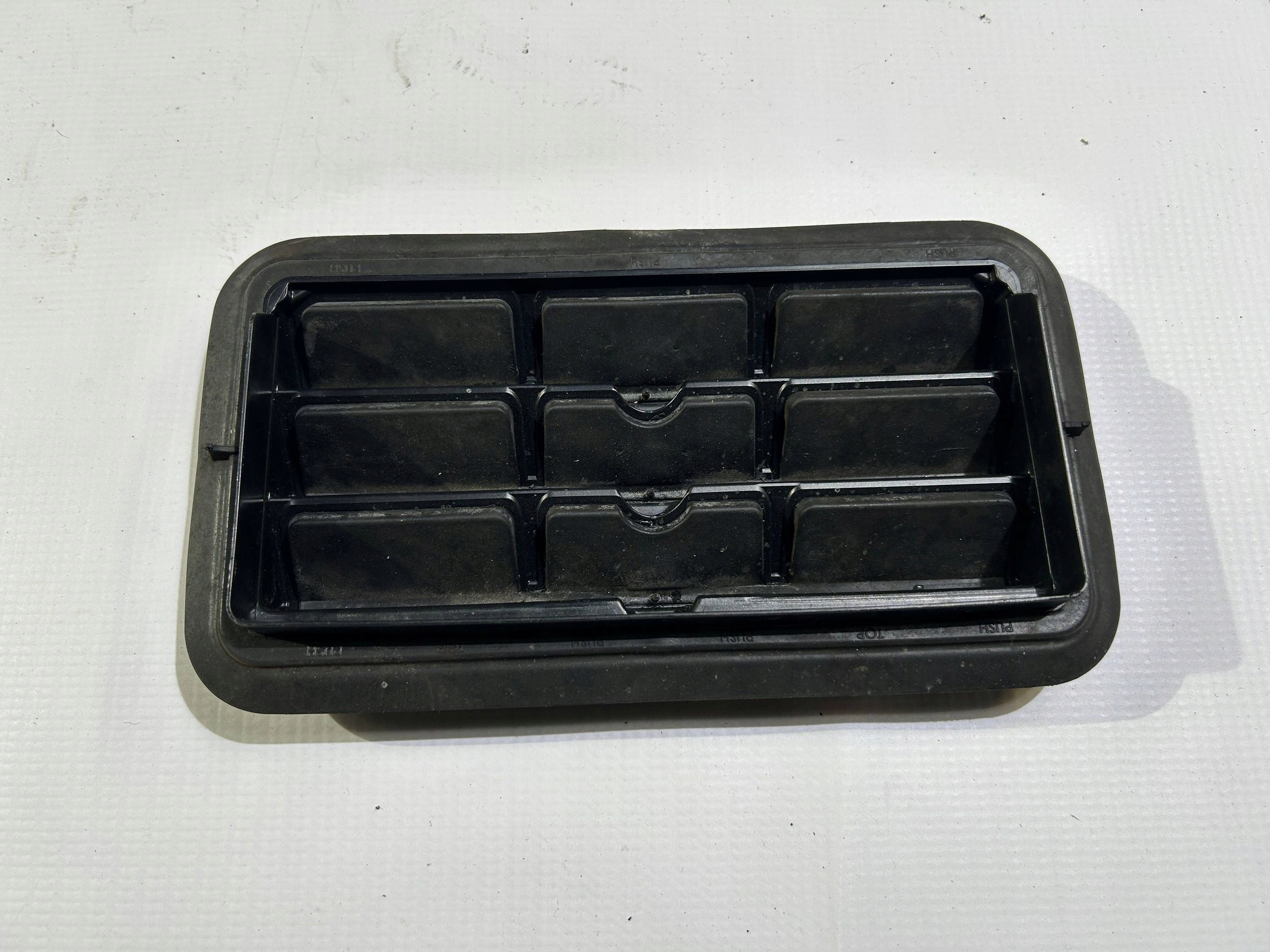grid wentylacyjna dekompresyjna boot Chrysler Pacifica 2021