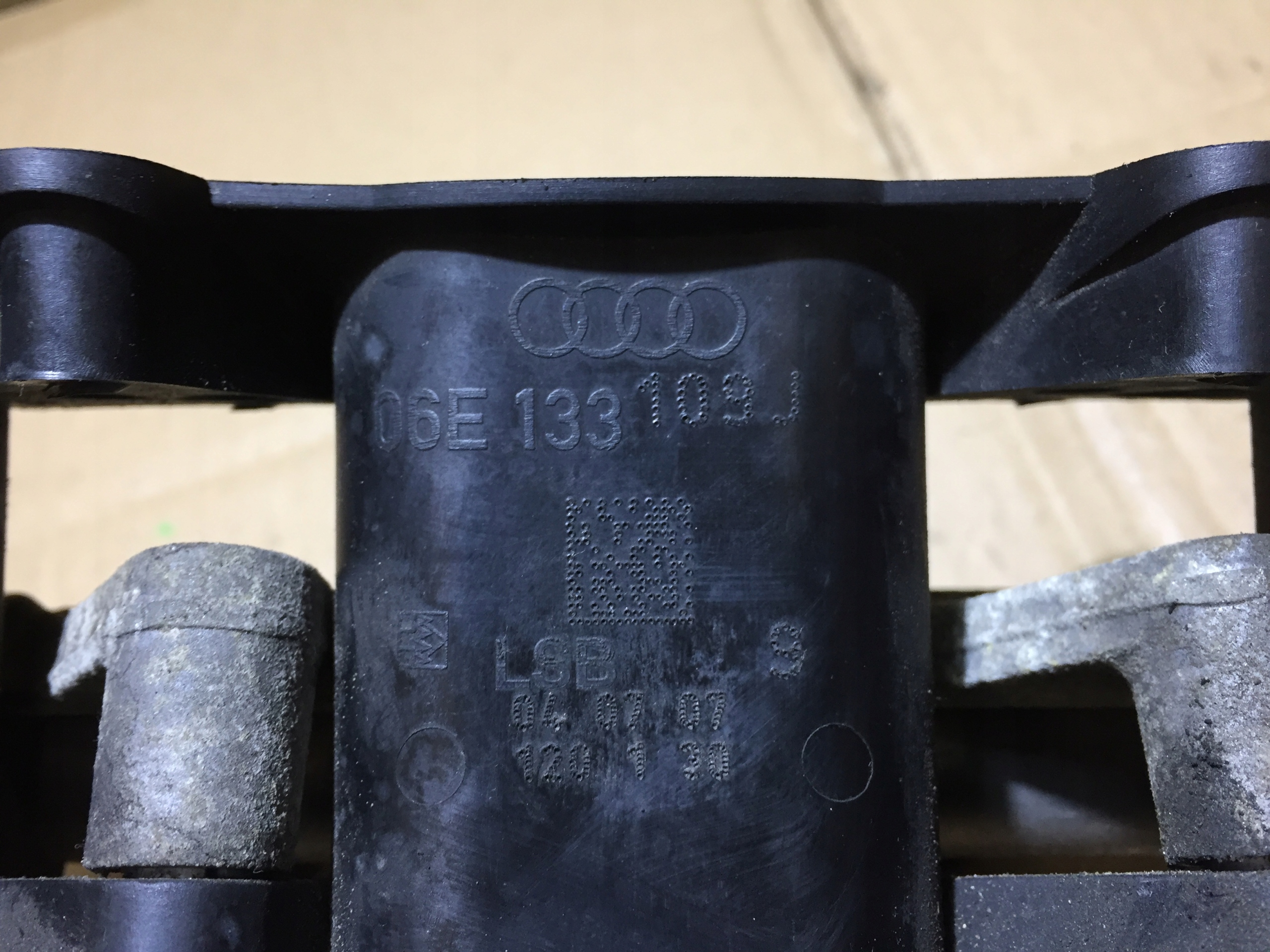 A6 C6 2.8 FSI sací potrubí lišta 06E133109J