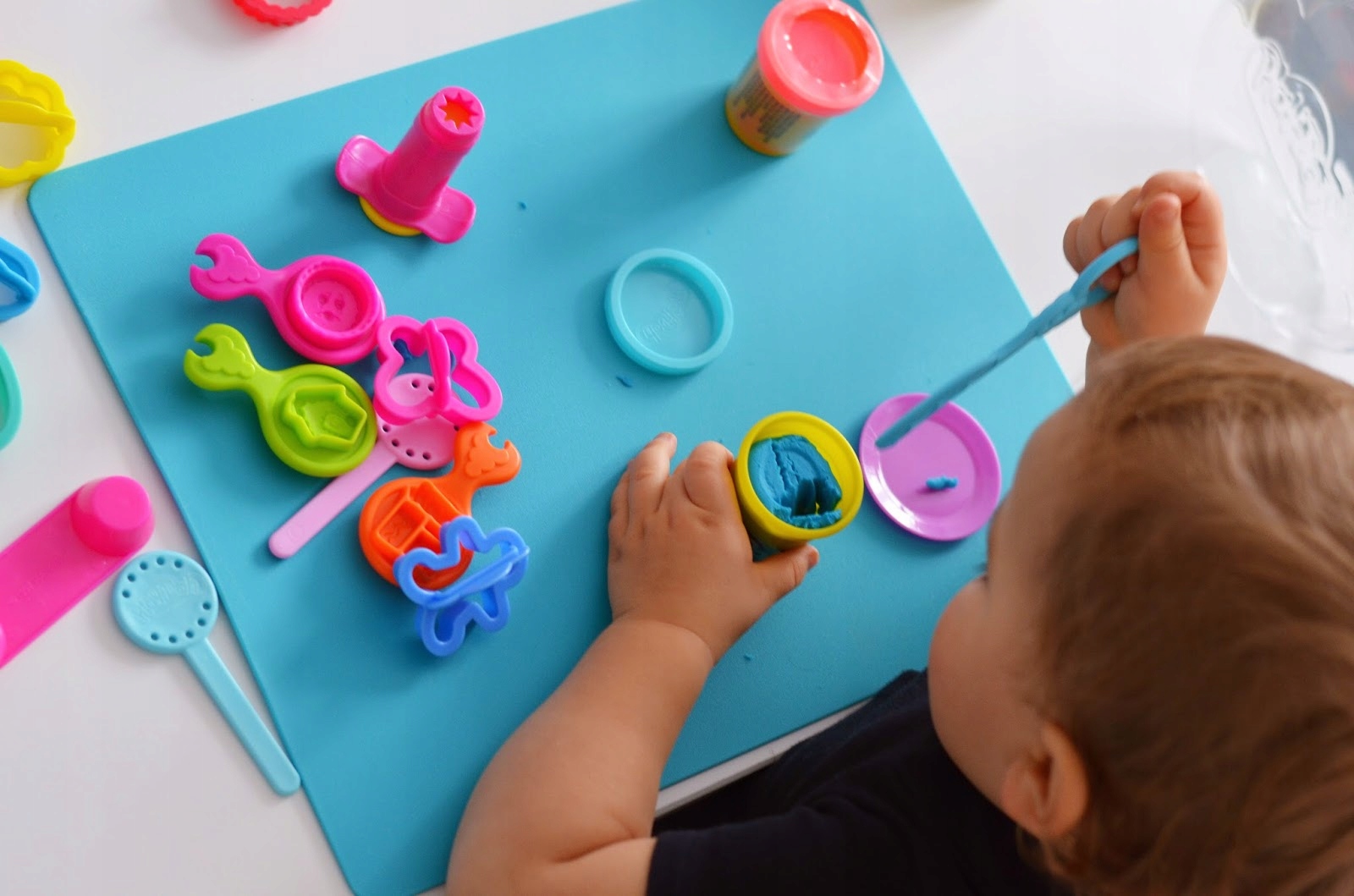 MASA PLASTYCZNA DLA DZIECI DO ZABAWY 6 KUBECZKÓW KOLORÓW Z CIASTOMASĄ 300G Płeć chłopcy dziewczynki