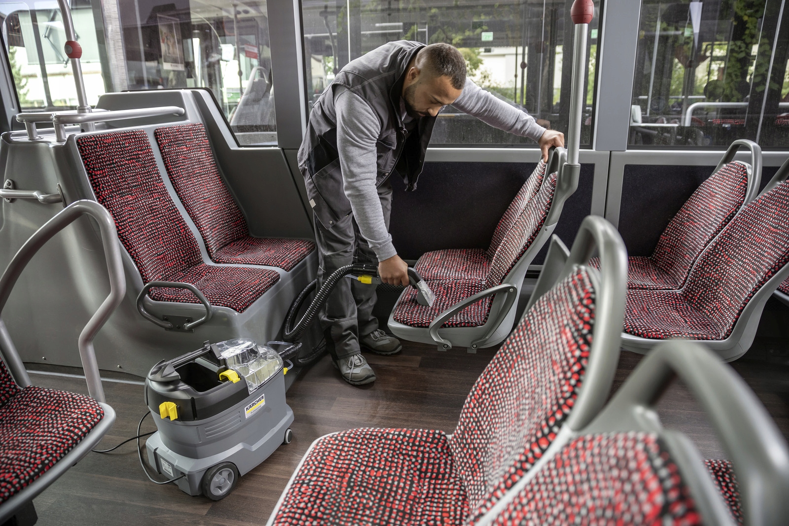 URZĄDZENIE SPRYSKUJĄCO-ODSYSAJĄCE PUZZI 8/1 1200/40W 71L/S KARCHER Pojemność zbiornika na czystą wodę 8 l