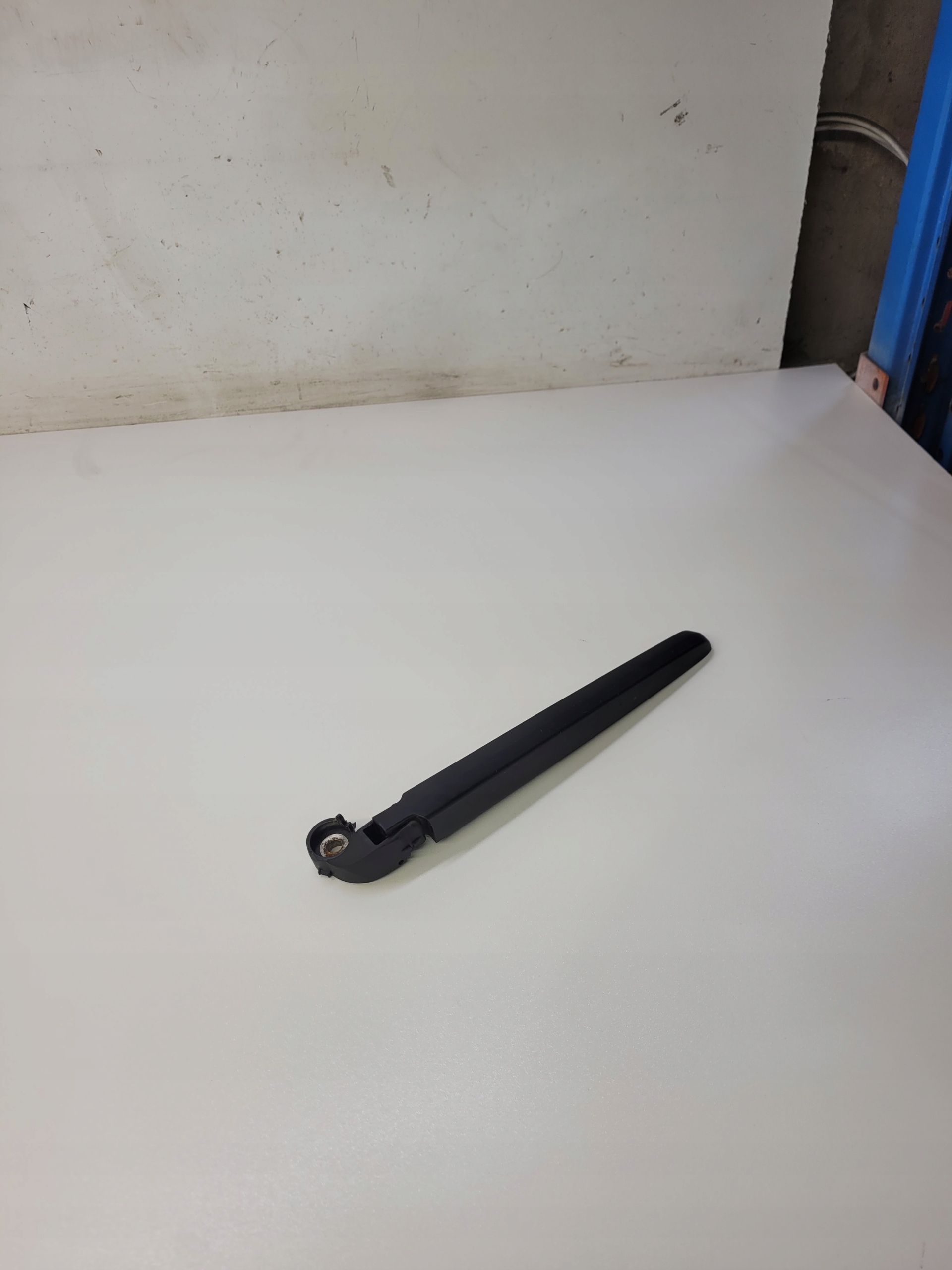 RAMIĘ WYCIERACZKI TYŁ AUDI Q5 8R 8R0955407