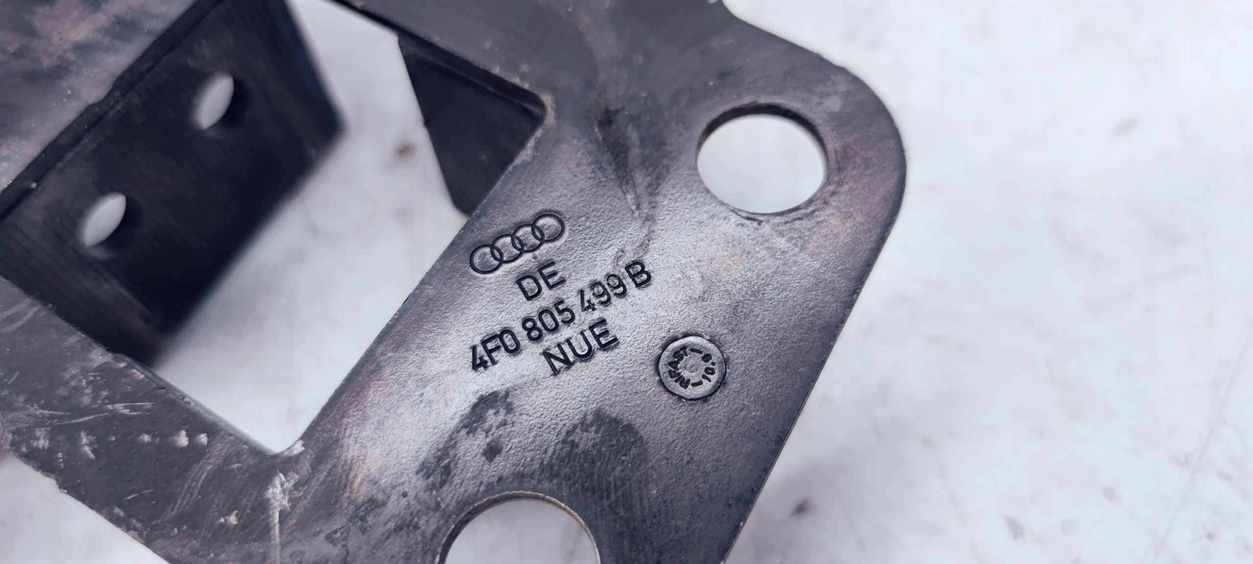 holder STREFY ZGNIOTU left AUDI A6 4F0805499B