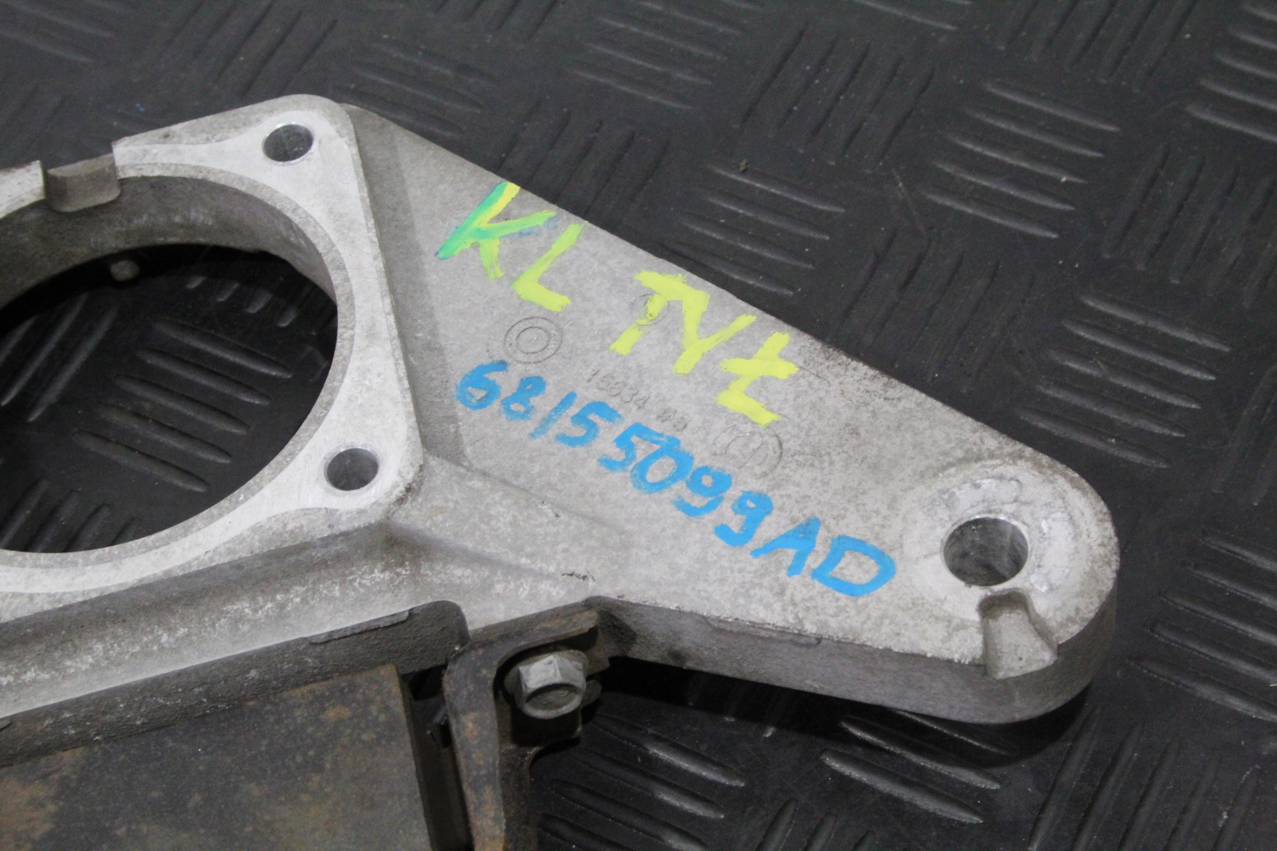 SUPPORT SUPPORT PLAQUE ARRIÈRE JEEP CHEROKEE KL 68155099AD