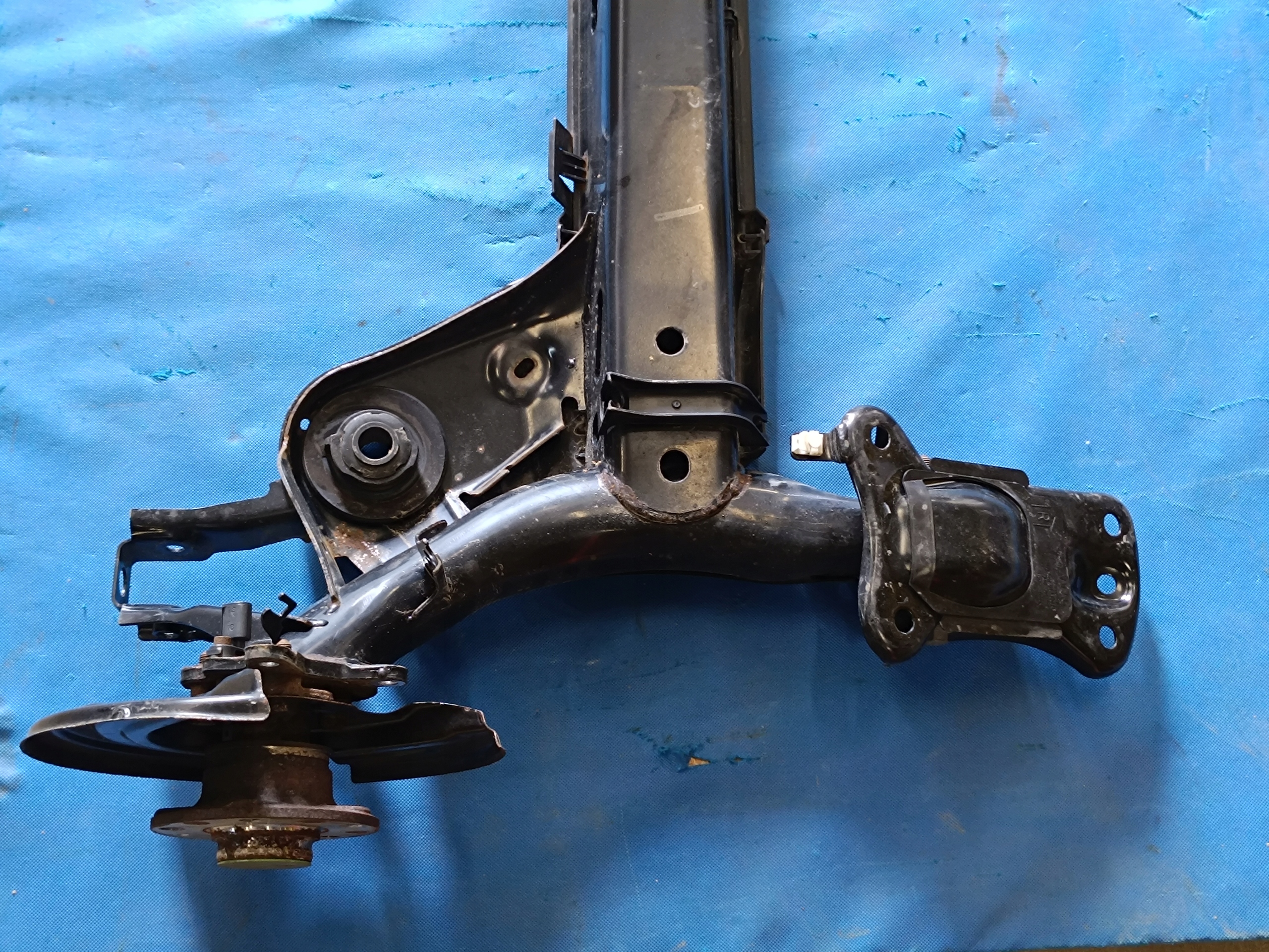 SKODA OCTAVIA IV 1,5 TSI 110KW 2023 R BELKA ZAWIESZENIA TYŁ 5Q0501049BL Typ samochodu Samochody osobowe