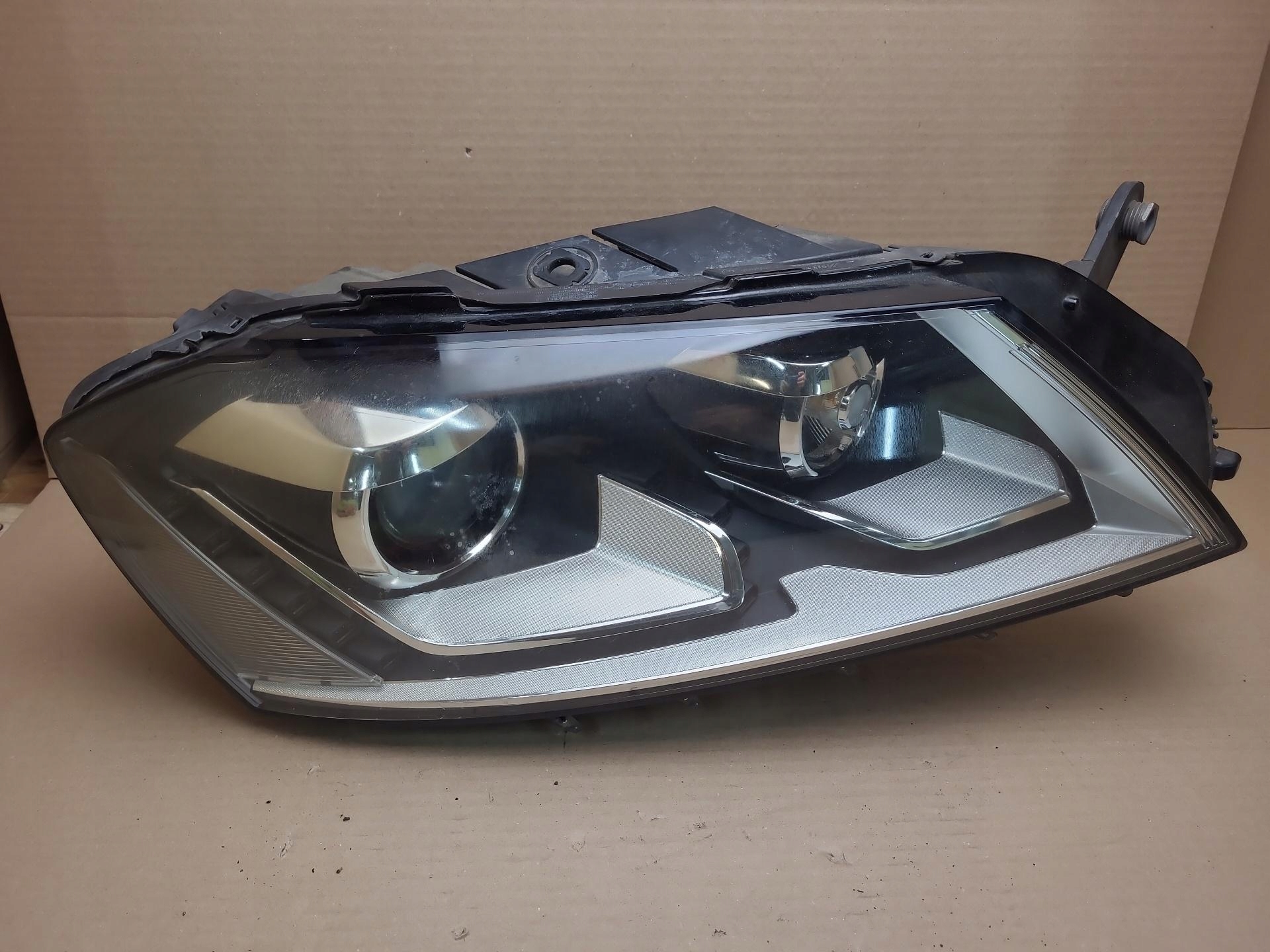 light front right side Volkswagen Passat B7 2011 3AC941752