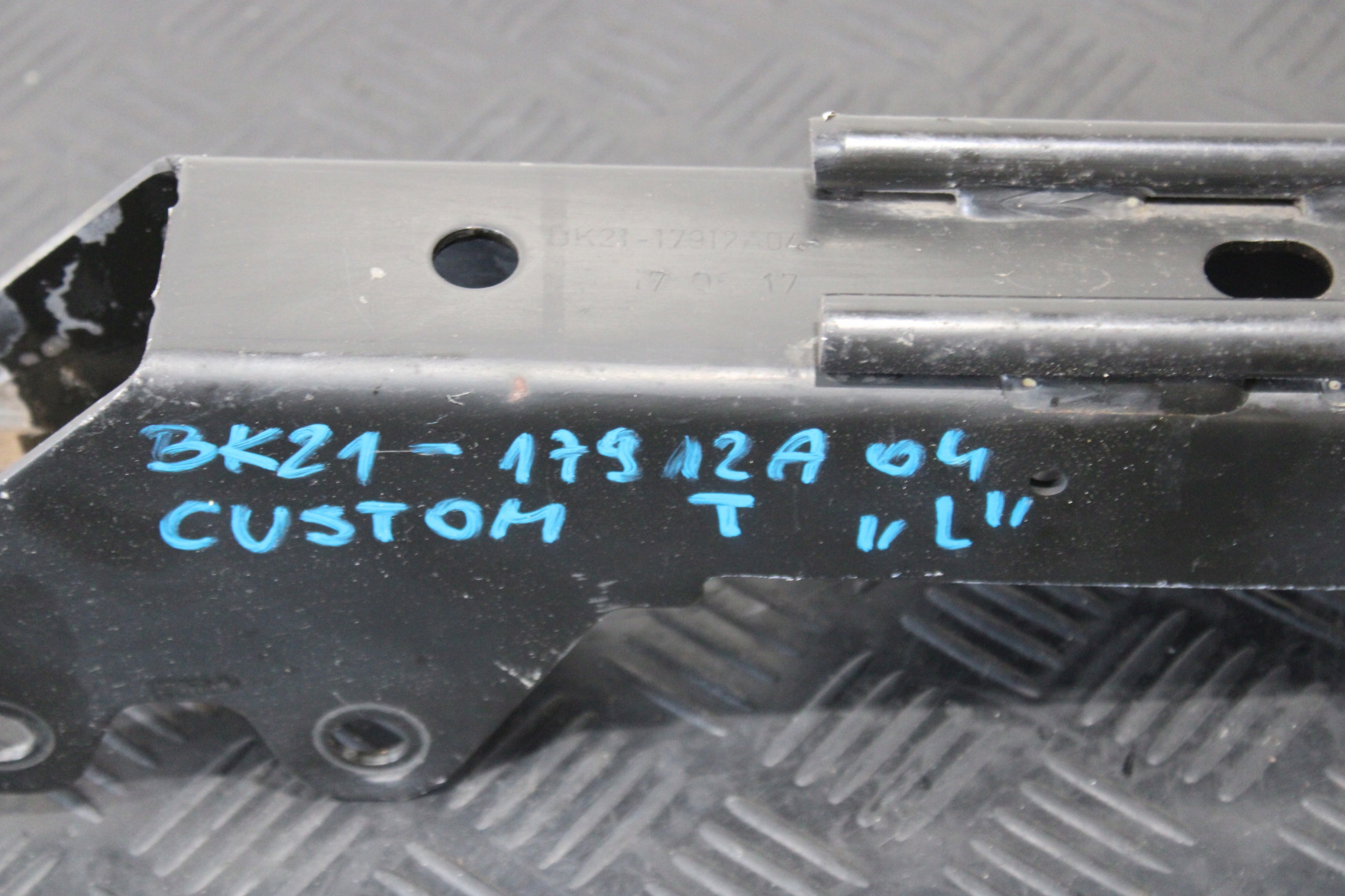 tow left UCHO HOLOWNICZE TRANSIT CUSTOM BK21-17912A04