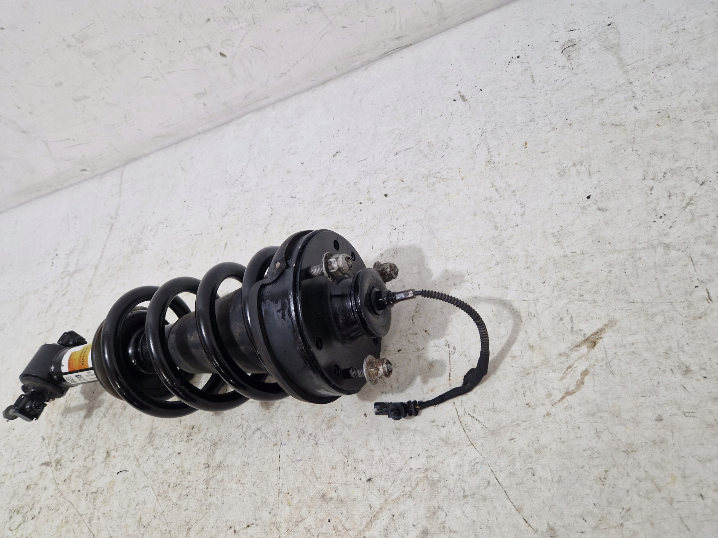 CADILLAC ESCALADE IV 15- 6.2 V8 shock absorber front spring 84977478