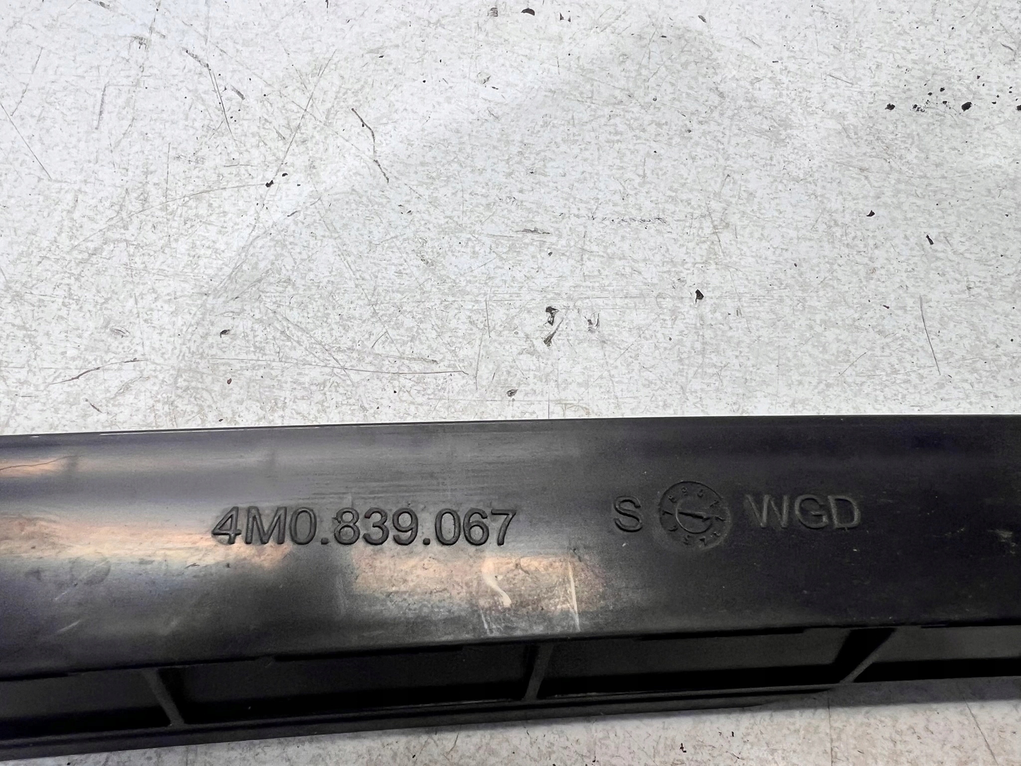 PROWADNICA windows left rear part AUDI Q7 4M 4M0839067