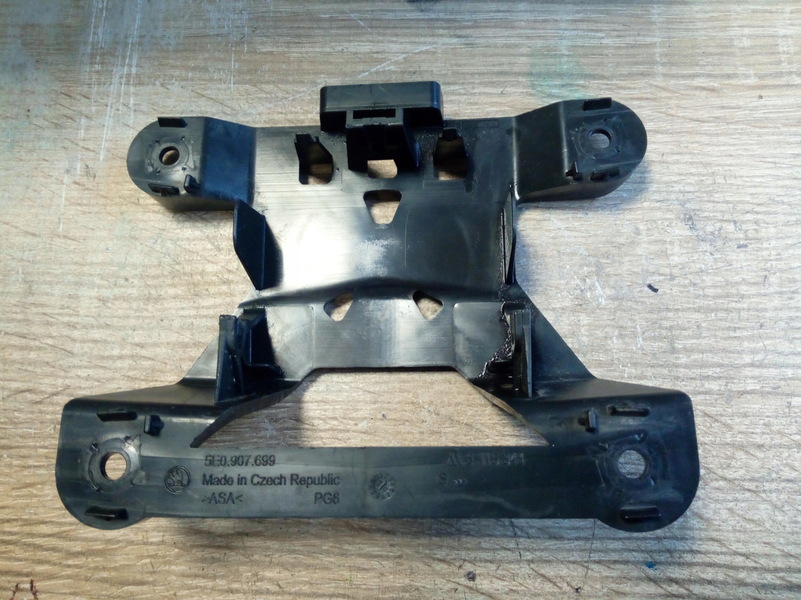 5E0907699 - КРІПЛЕННЯ РАДАРА SKODA OCTAVIA III.*