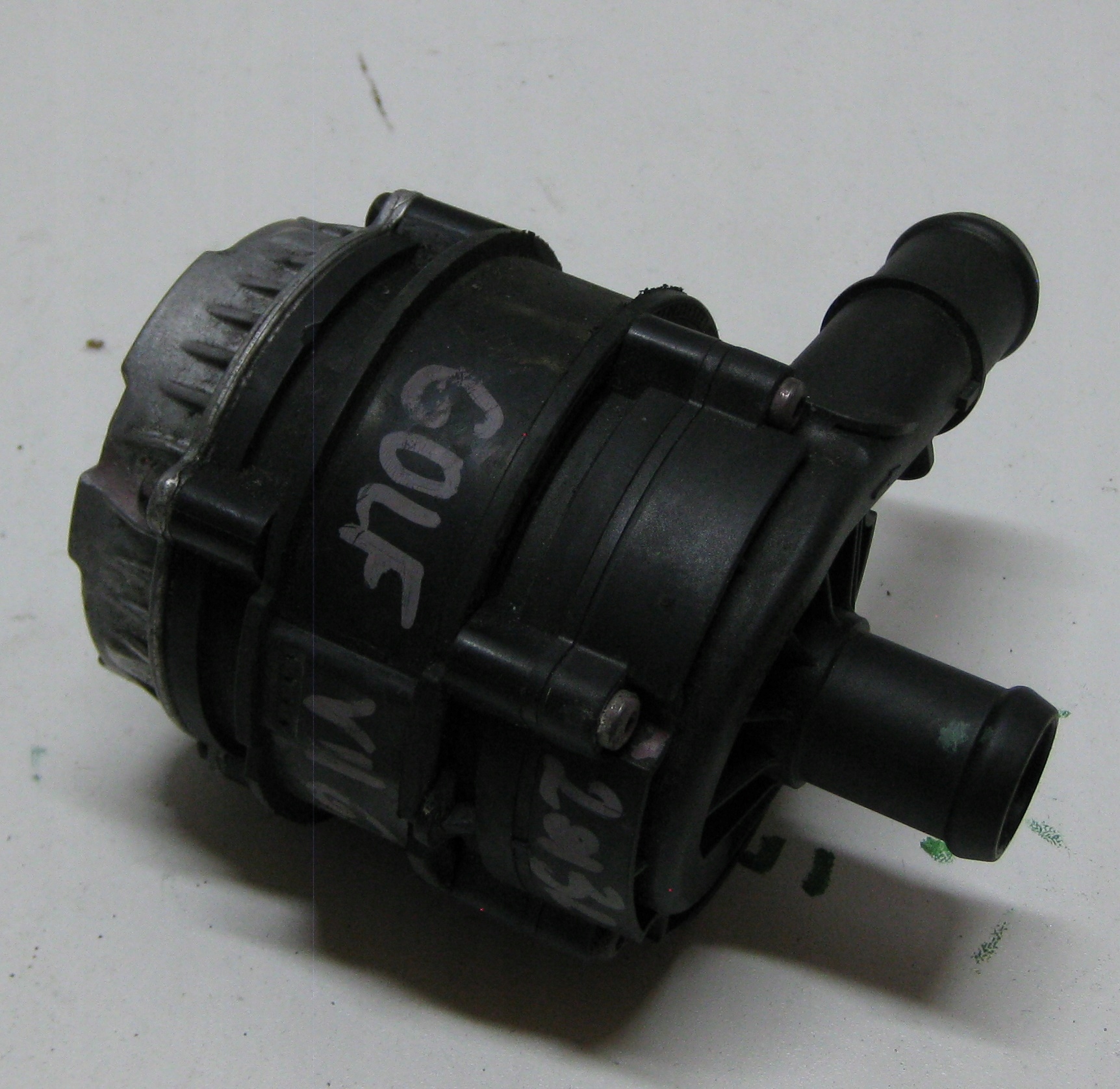 VW GOLF VII 13R supplementary water pump 04L965567A