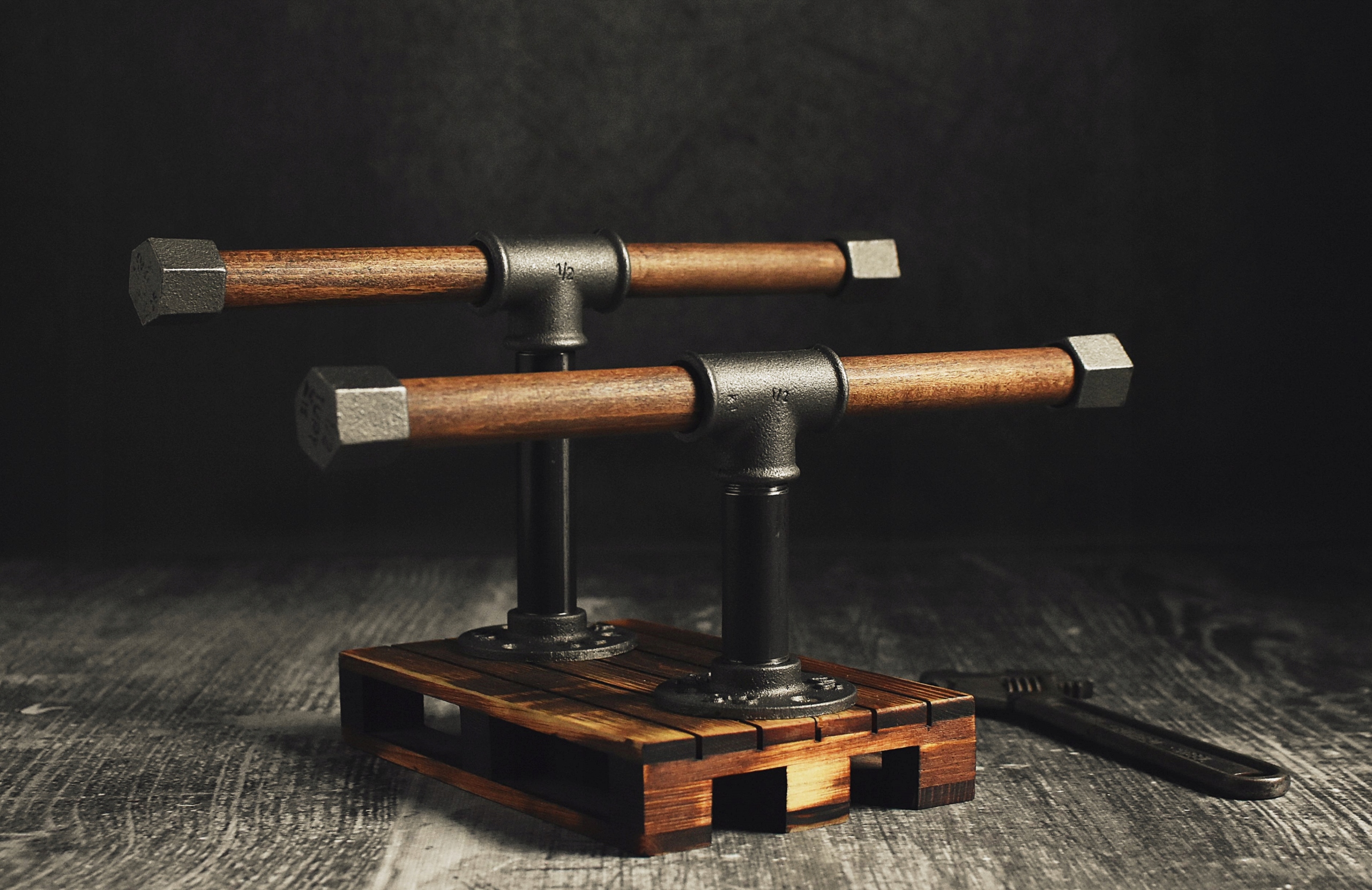 Expozitor industriální loft hodinky stojan věšák akcesoria šperky dům