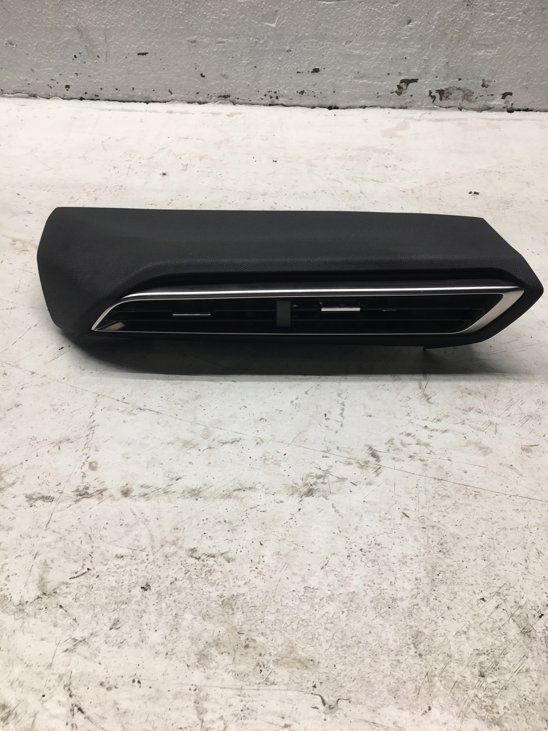 KRATKA ŚRODKOWA NAWIEWU KONSOLI PEUGEOT 5008 II