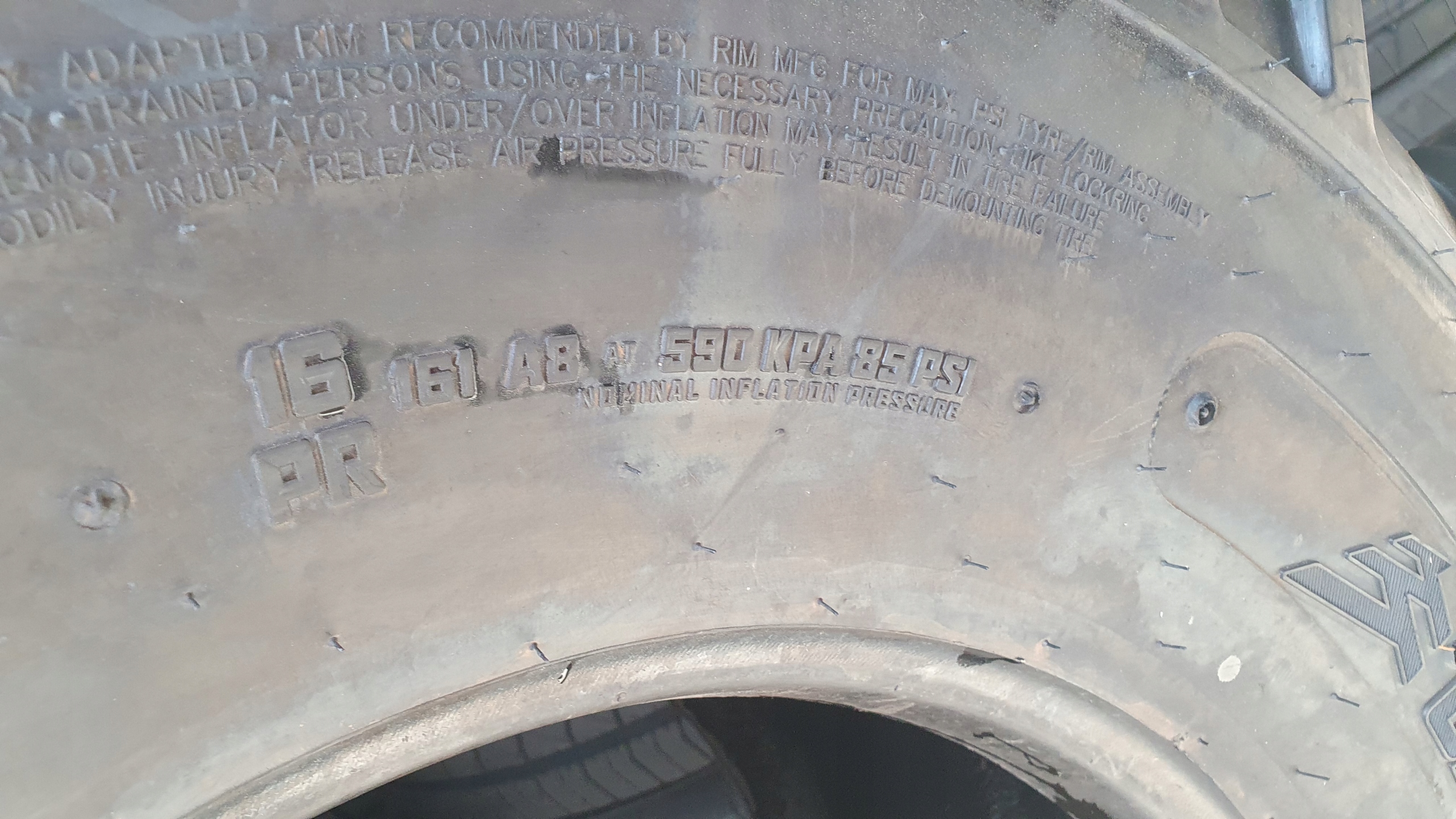 Opony 2 x 18 19 5 CAMSO SOLIDEAL TM R4 16PR Speed rating A8 up to 40 km h