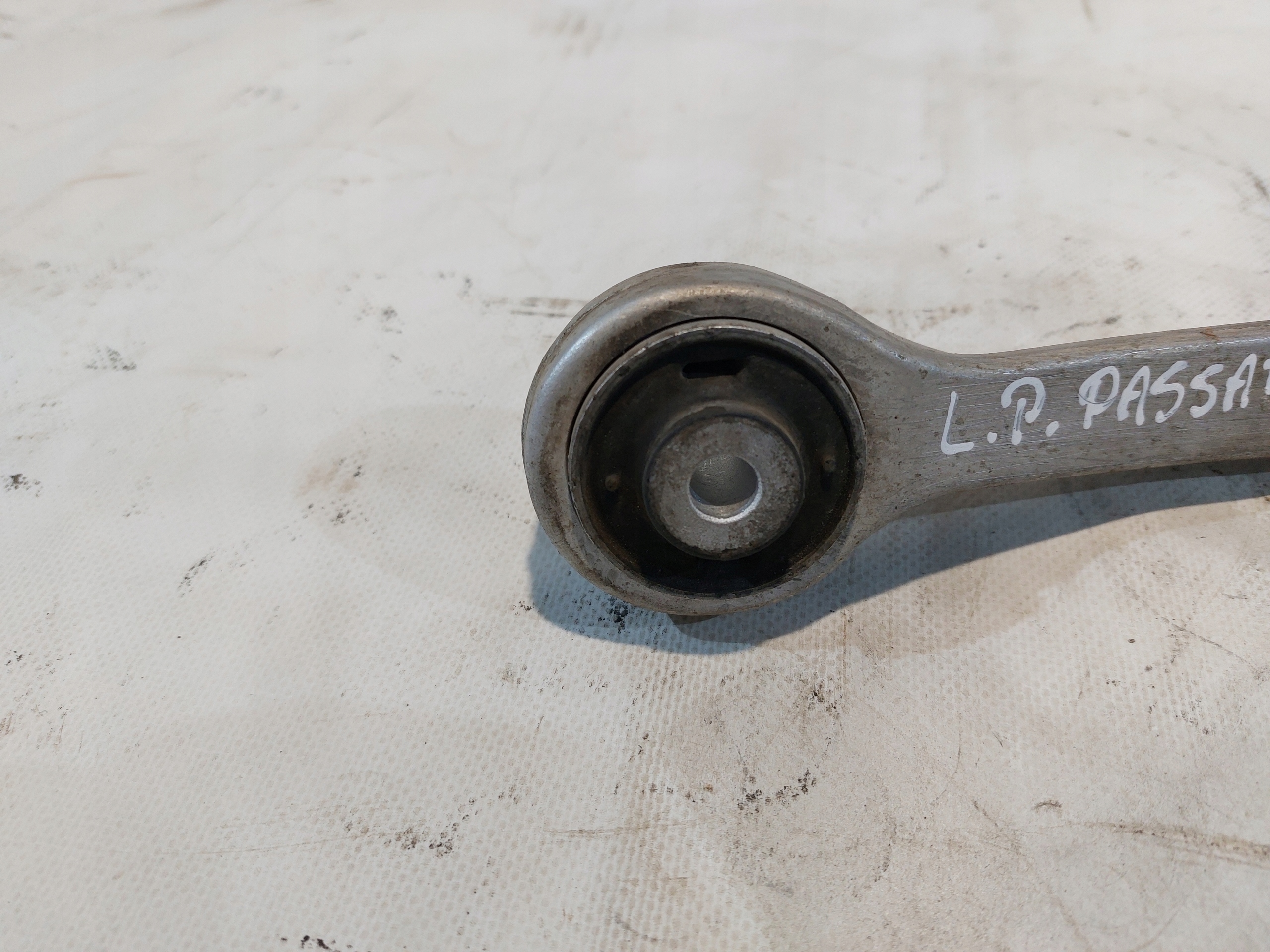 arm upper left front VW PASSAT B5