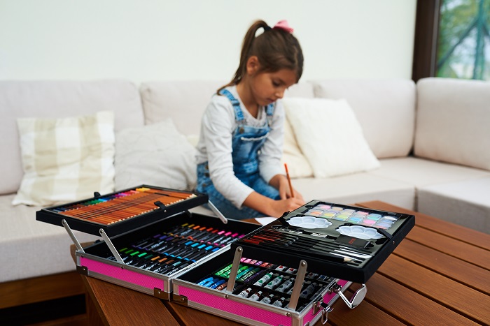 WALIZKA ZESTAW ARTYSTYCZNY DO MALOWANIA DLA DZIECI GRATIS KOLOROWANKA Stan opakowania oryginalne