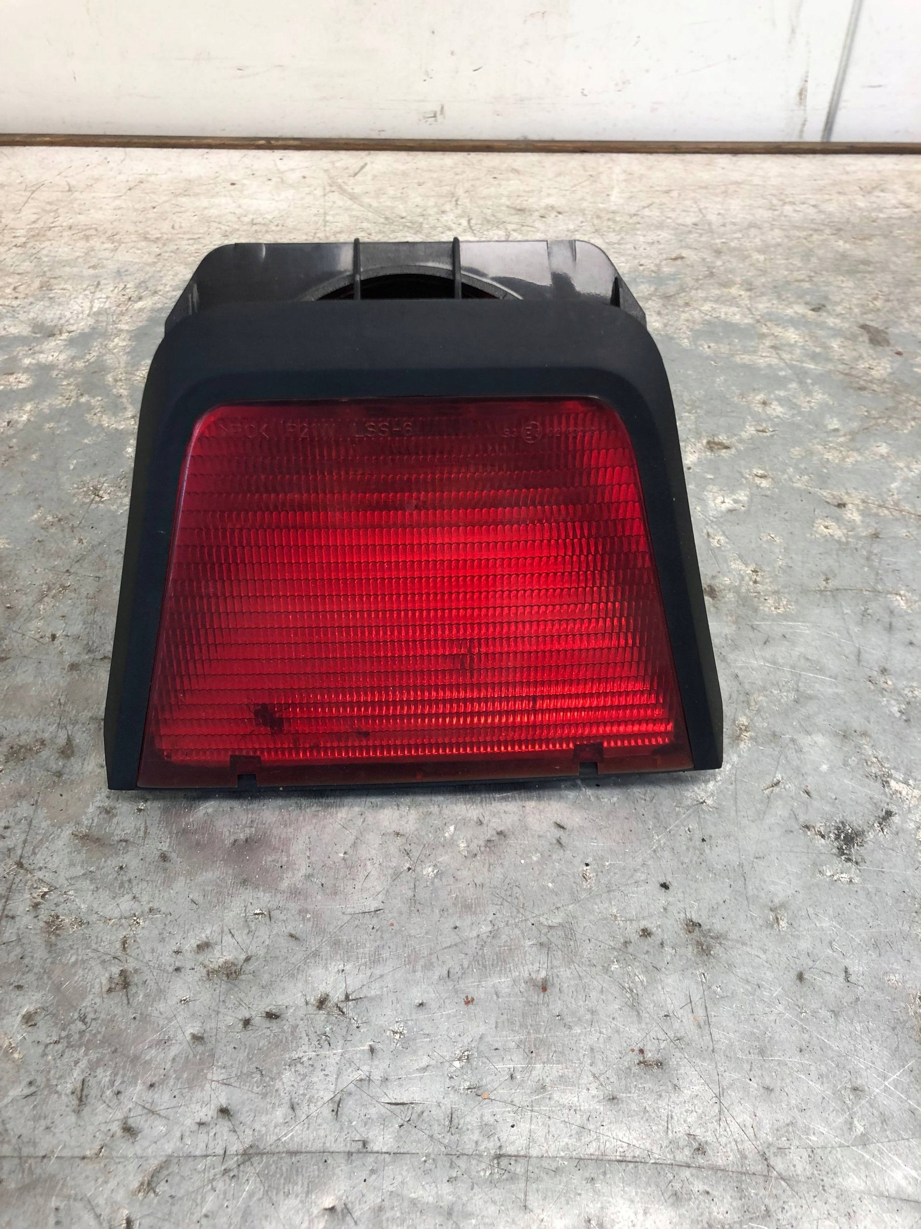 TRZECIE Feux phare STOP DACIA LOGAN 8200211037
